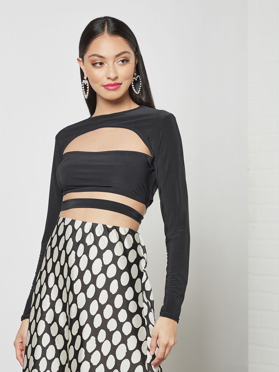 

Femme Luxe Black Solid Cut-Out Crop Top
