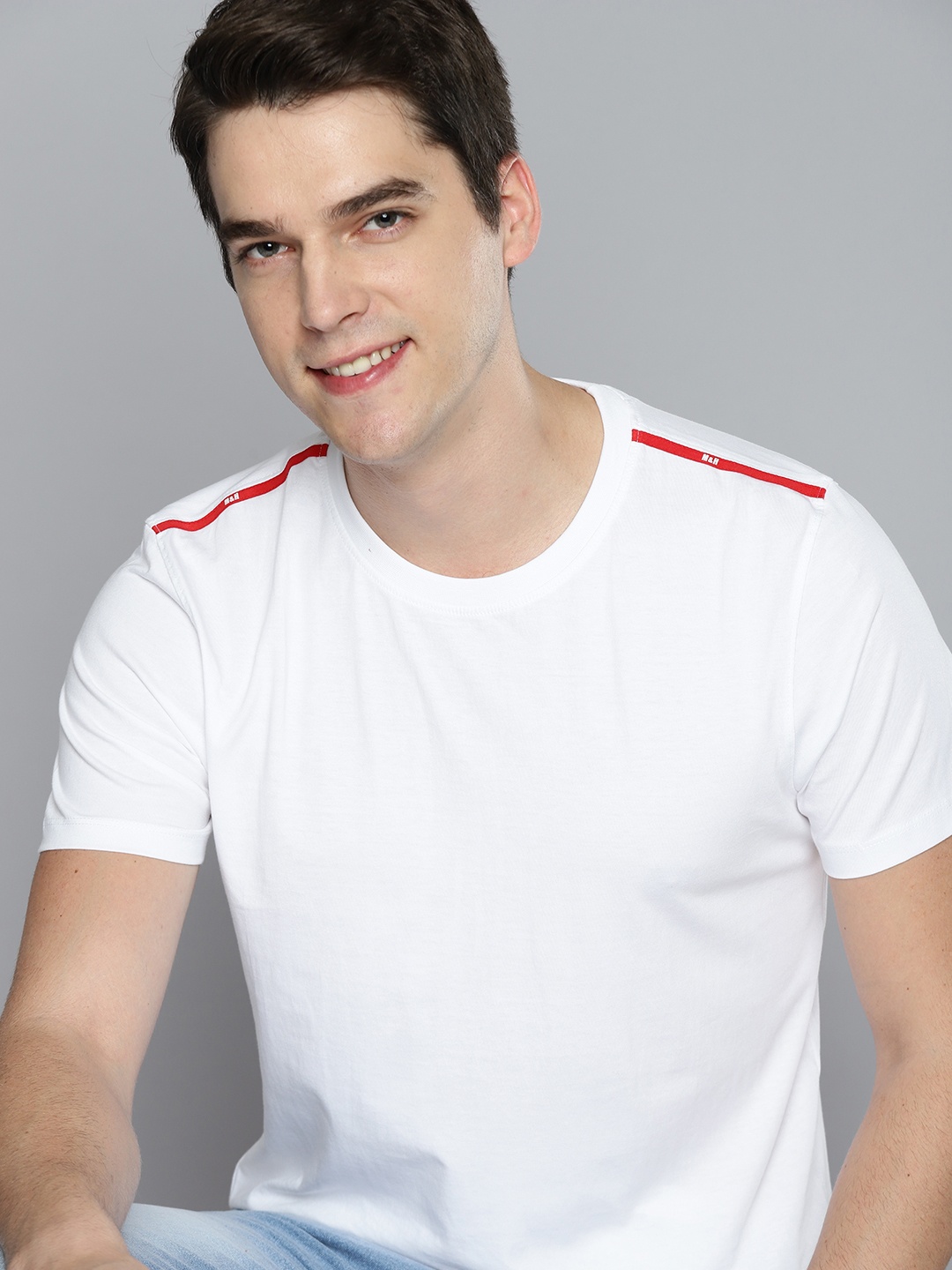 

Mast & Harbour Men White Solid Pure Cotton T-shirt