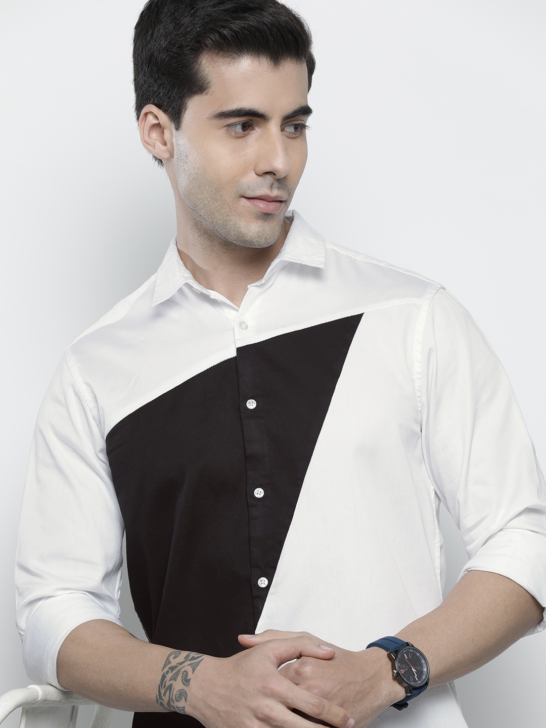 

The Indian Garage Co Men White & Black Colourblocked Cotton Shirt