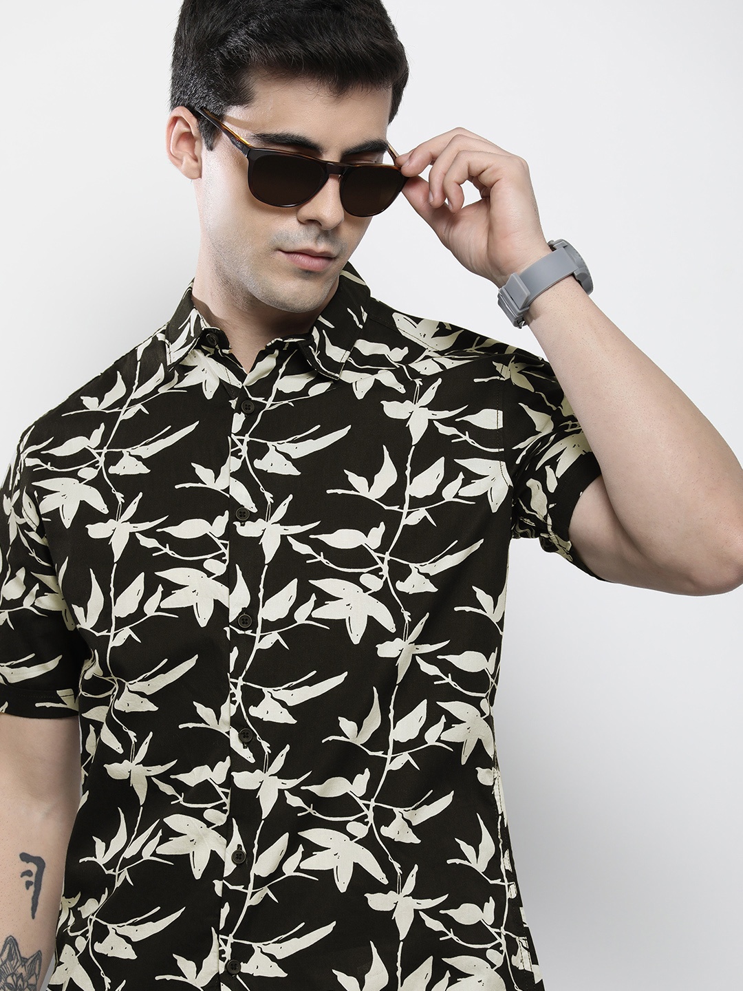 

The Indian Garage Co Men Regular Fit Floral Printed Resortwear Shirt, Black