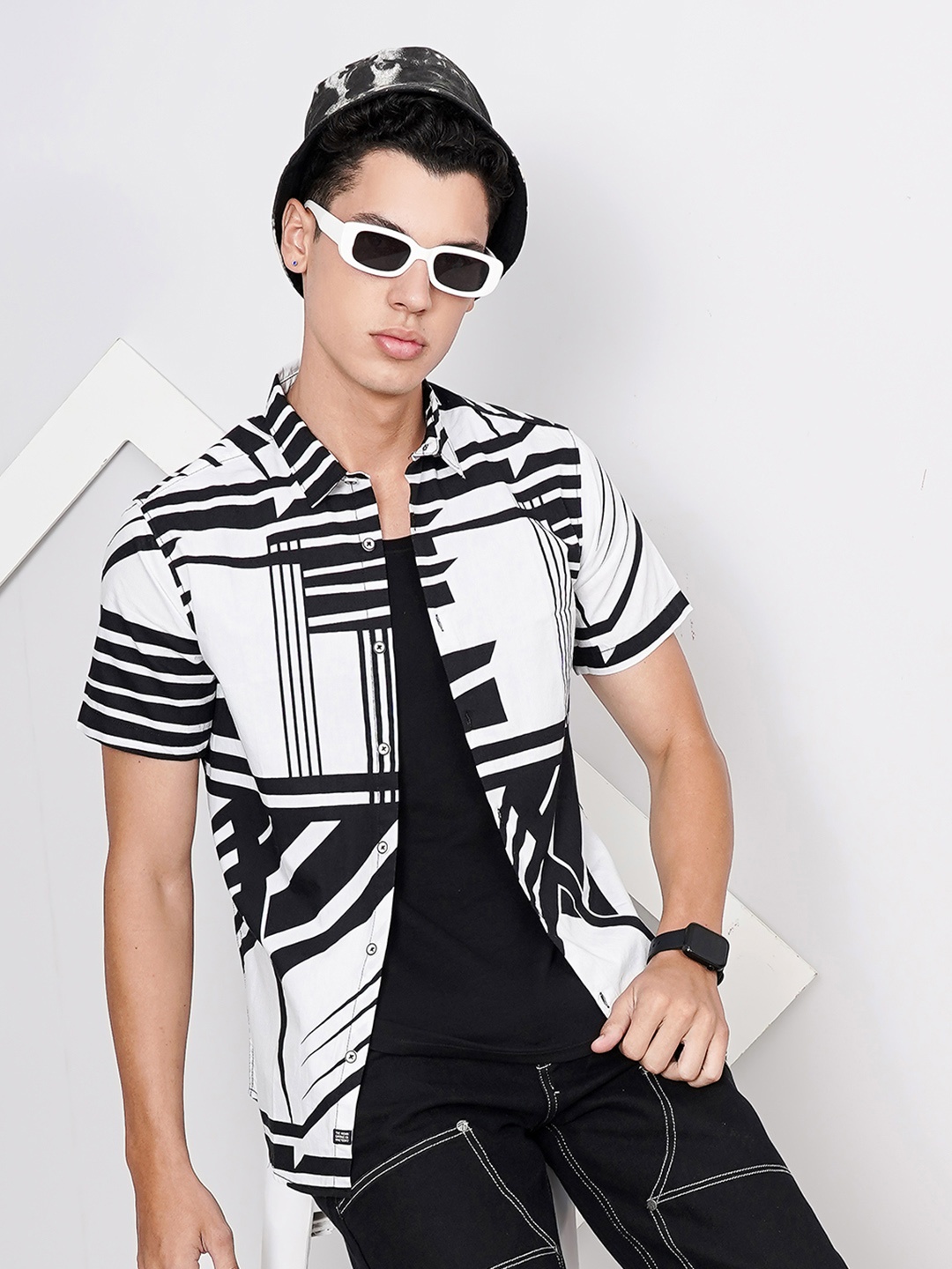 

The Indian Garage Co Men White & Black Printed Cotton Shirt