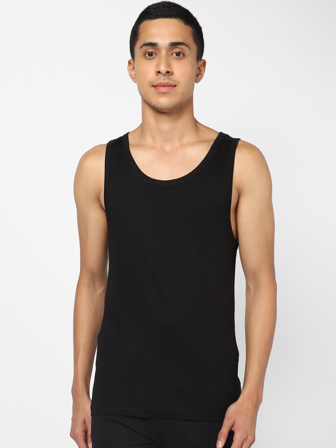 

Ajile by Pantaloons Men Black Solid Basic Innerwear Vest