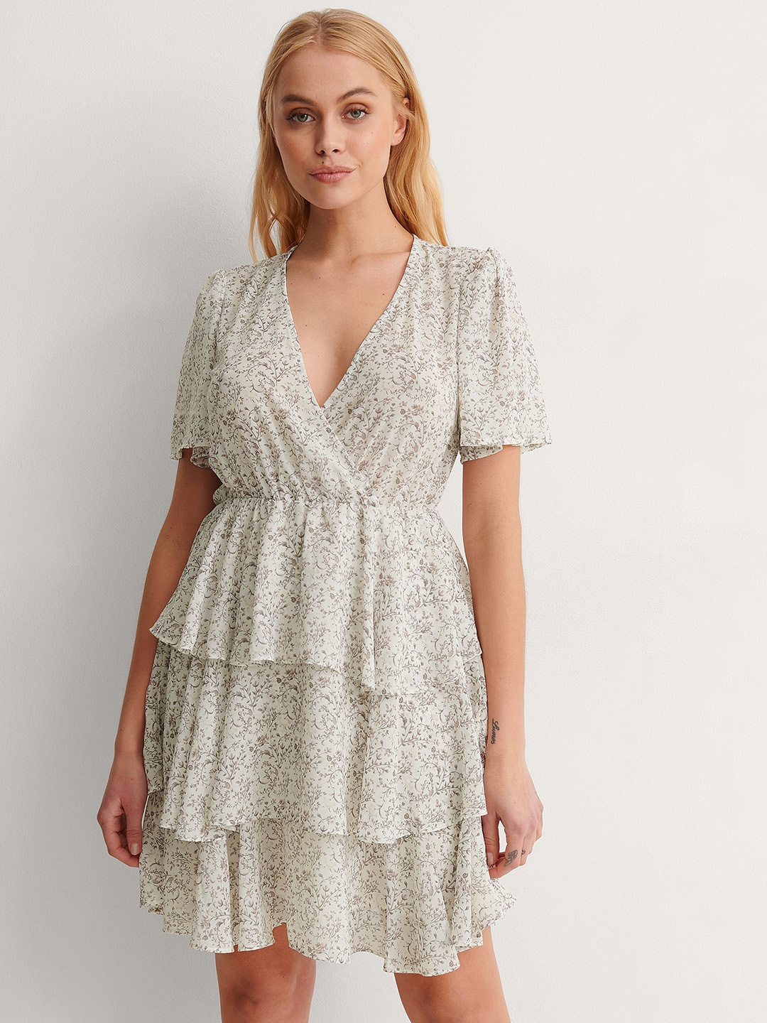

NA-KD Women White & Pink Floral Ruffle Dress