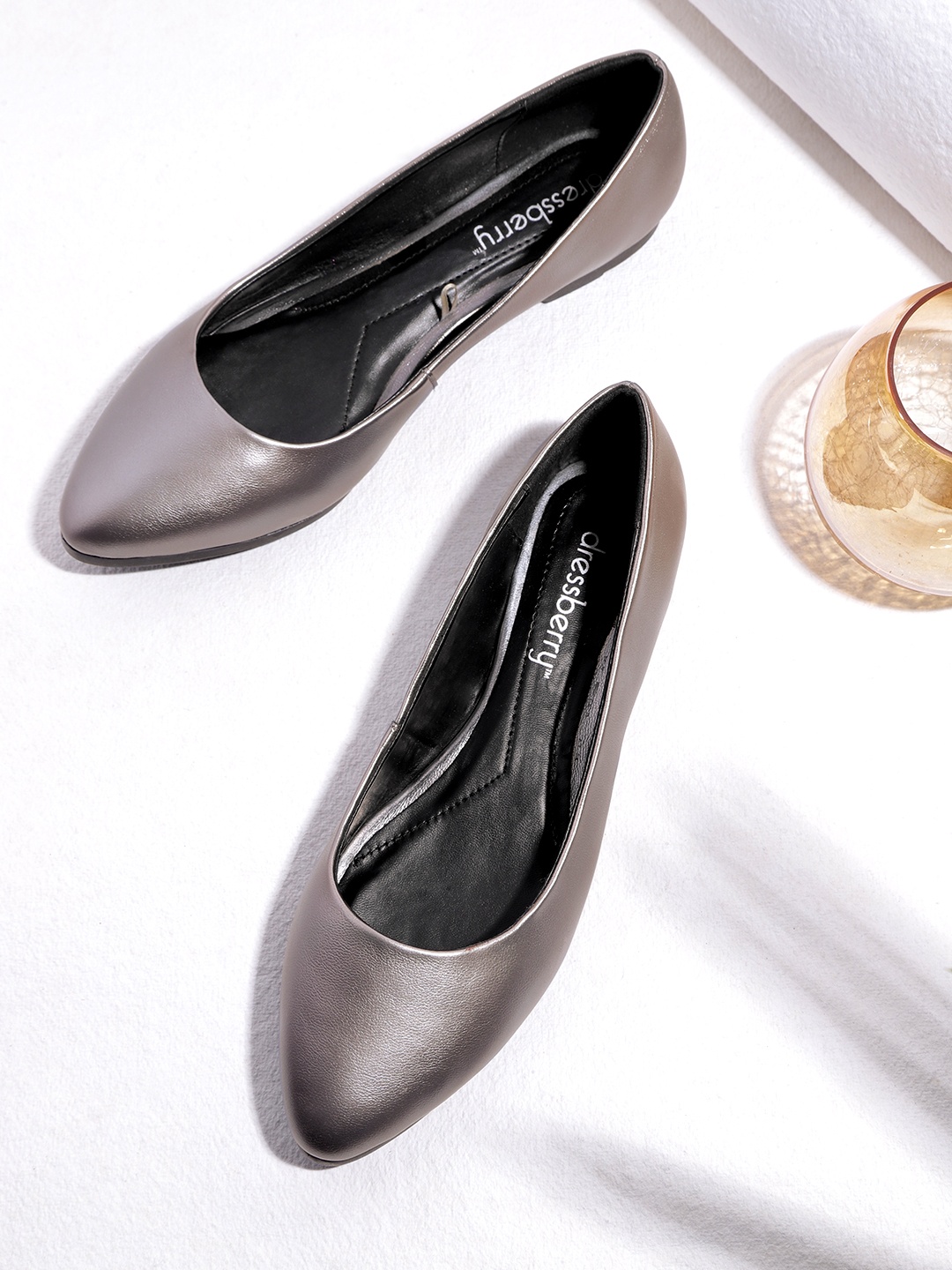 

DressBerry Women Gunmetal-Toned Glossy Finish Ballerinas, Metallic