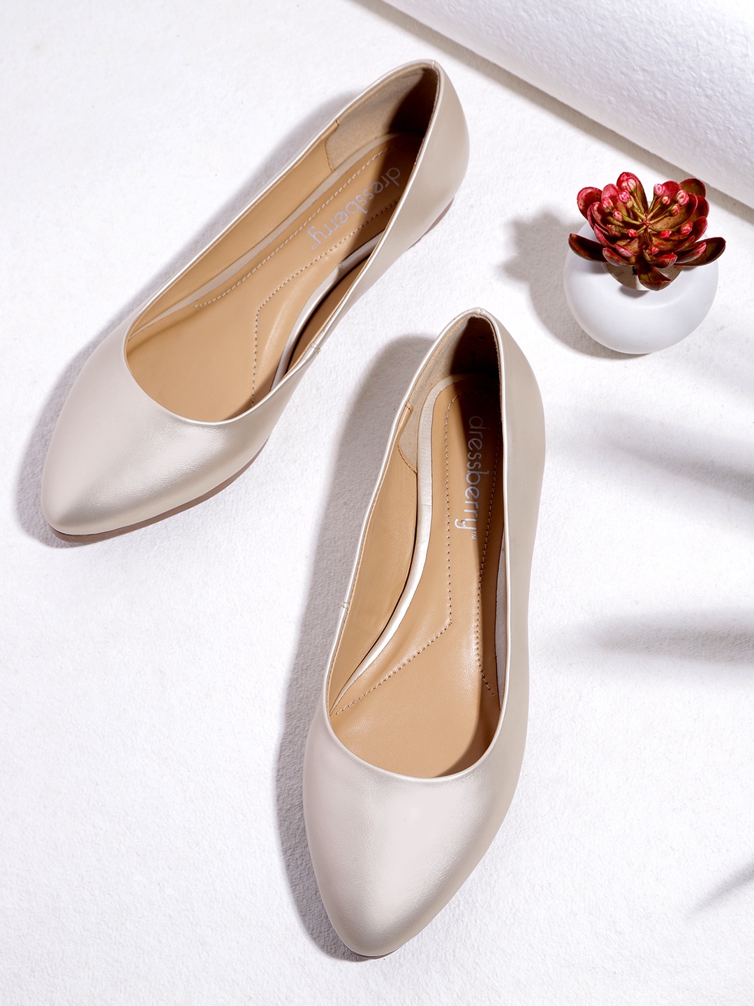 

DressBerry Women Gold-Toned Solid Ballerinas Flats