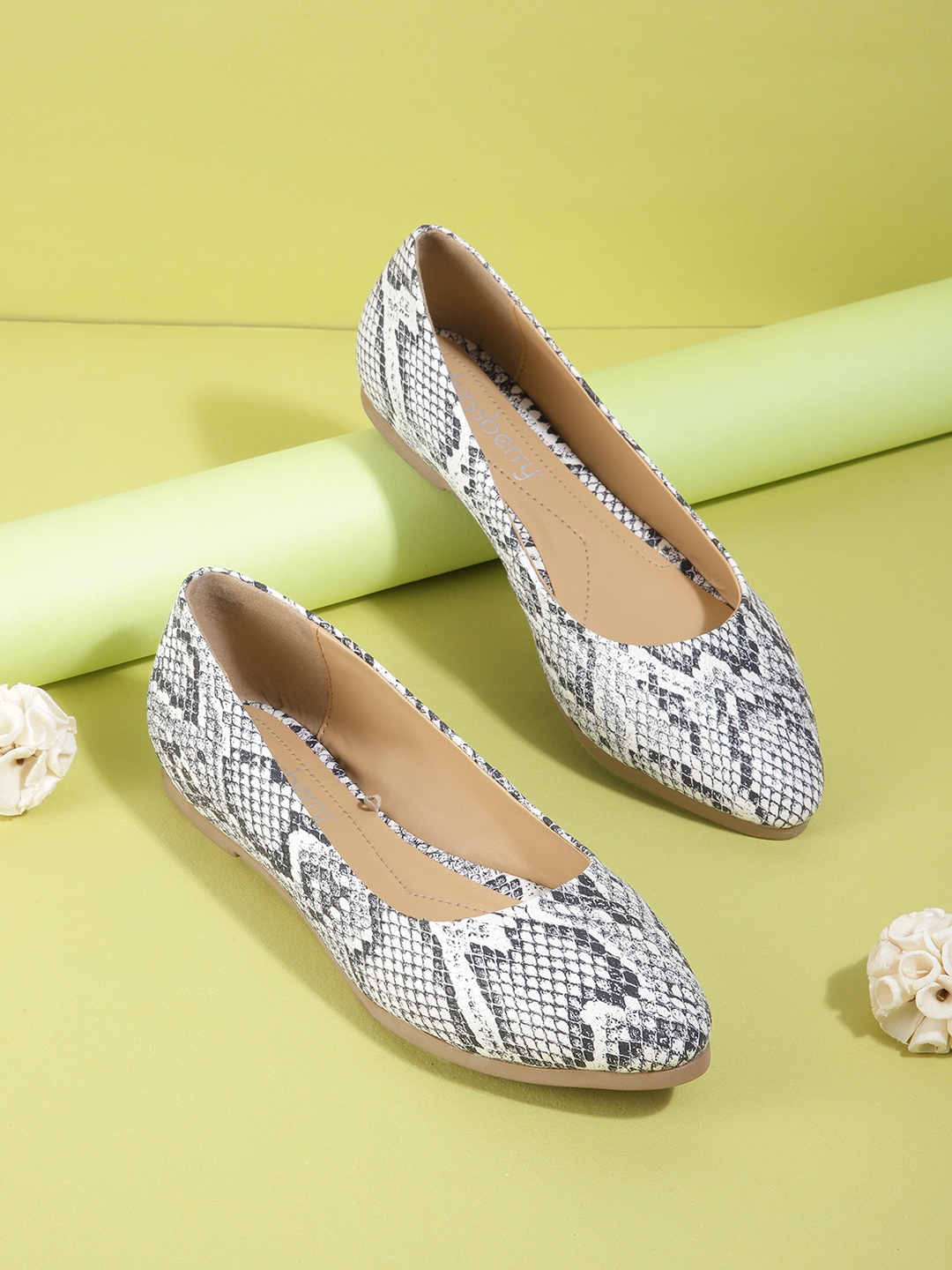

DressBerry Women Black & White Snakeskin Textured Ballerinas