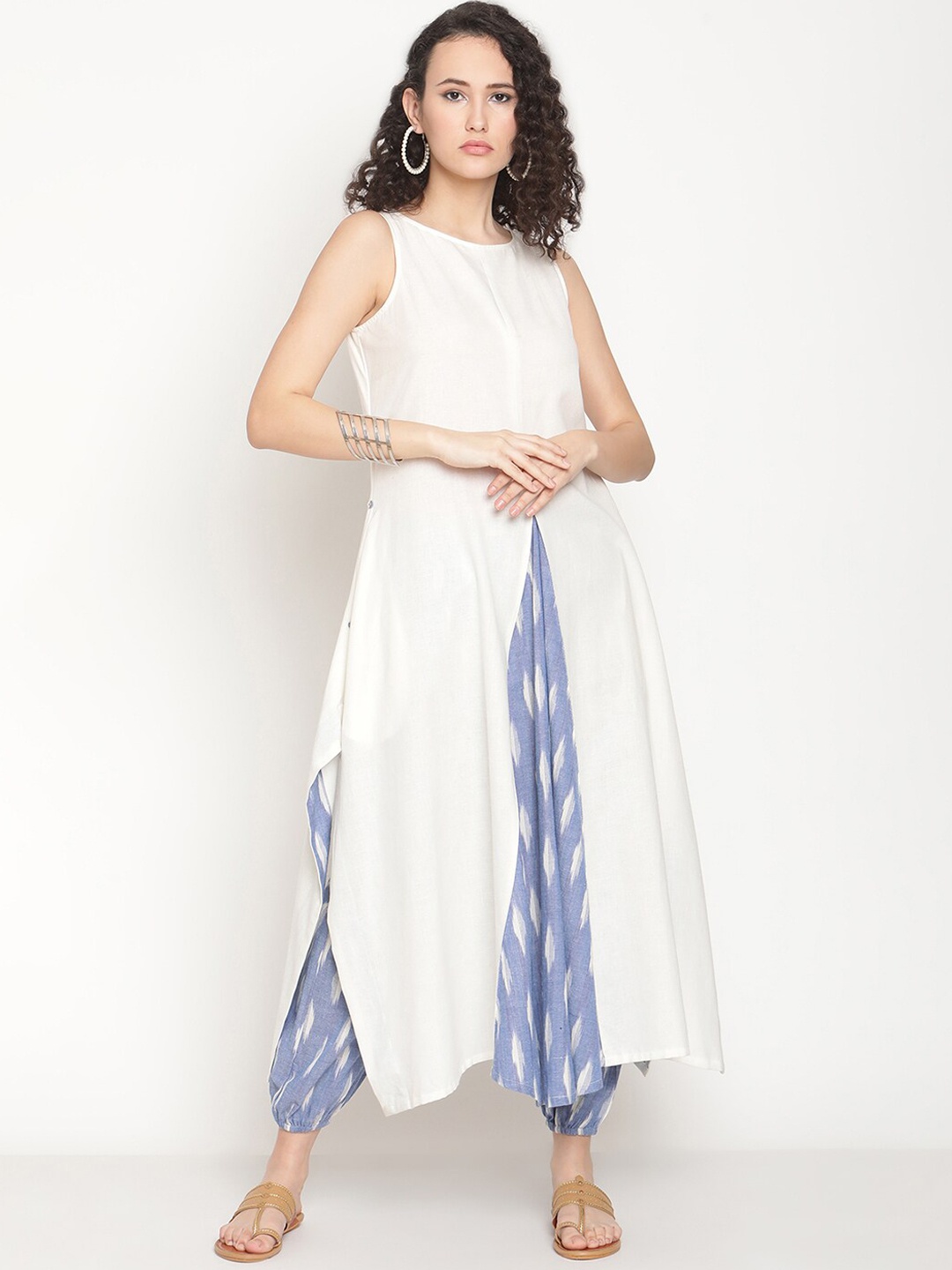 

Abhishti Women White & Blue Kurta