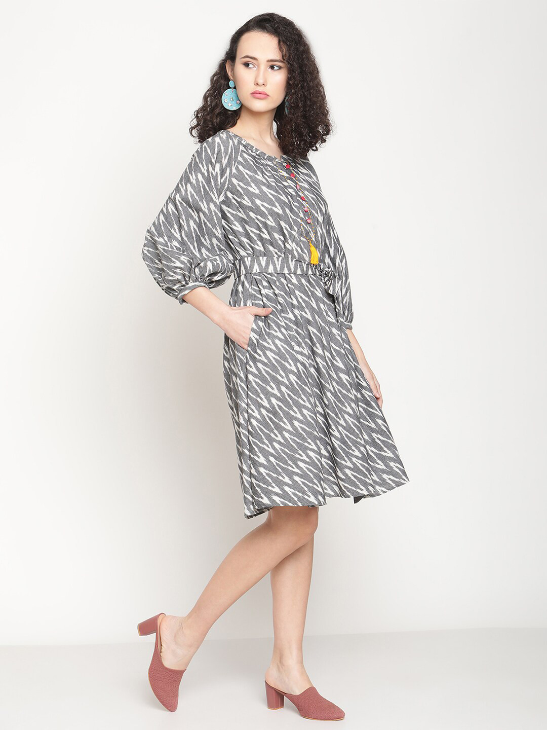 

Abhishti Women Grey & White Ikat Cotton Dress with Waist Belt