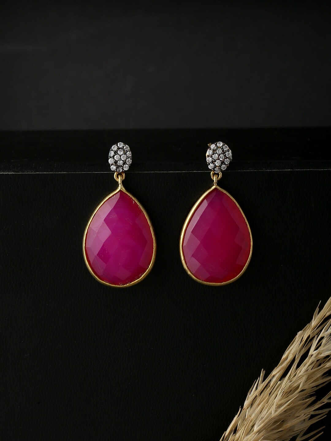 

kashwini Pink Teardrop Shaped Drop Earrings