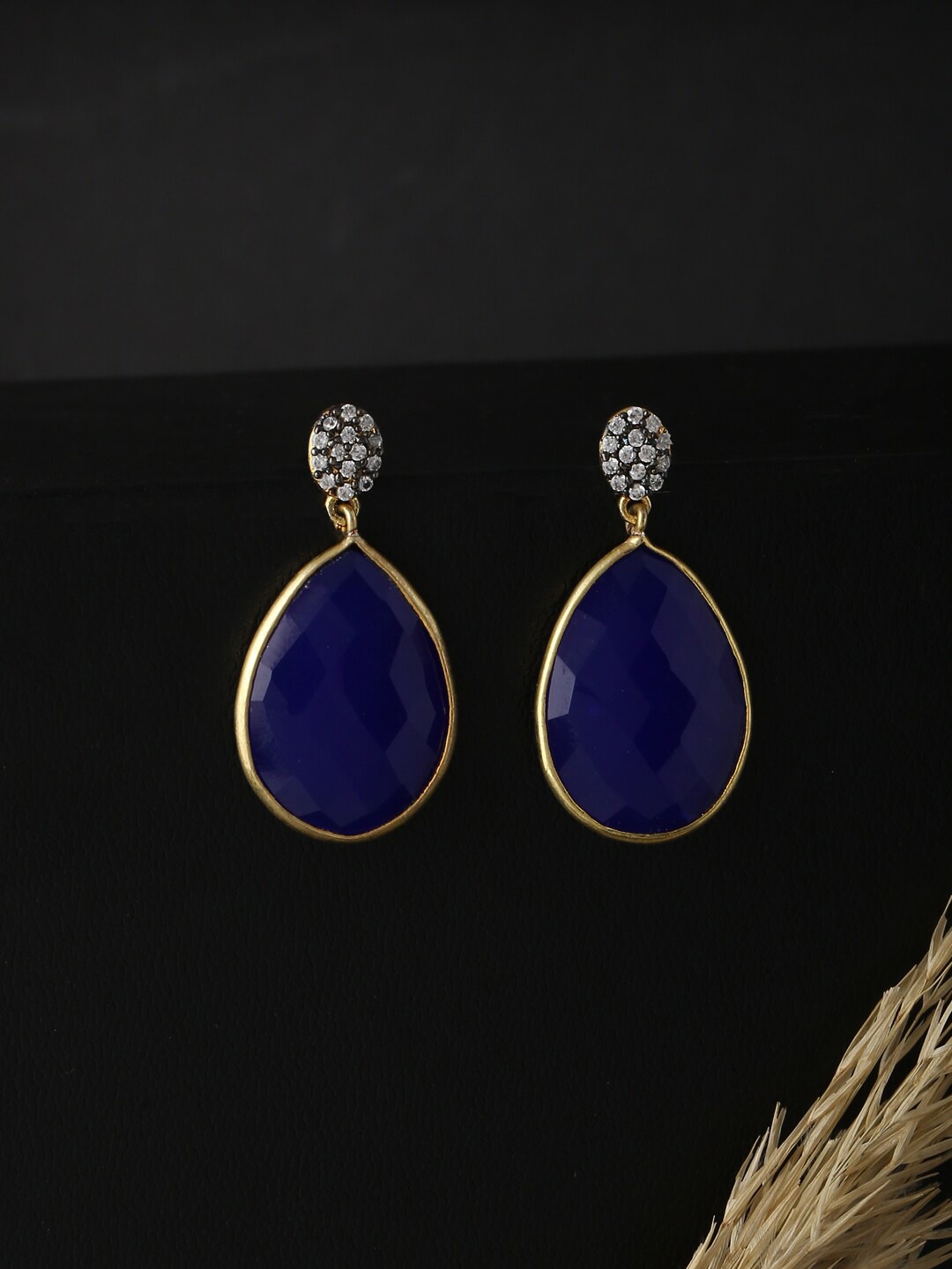 

kashwini Blue Teardrop Shaped Drop Earrings