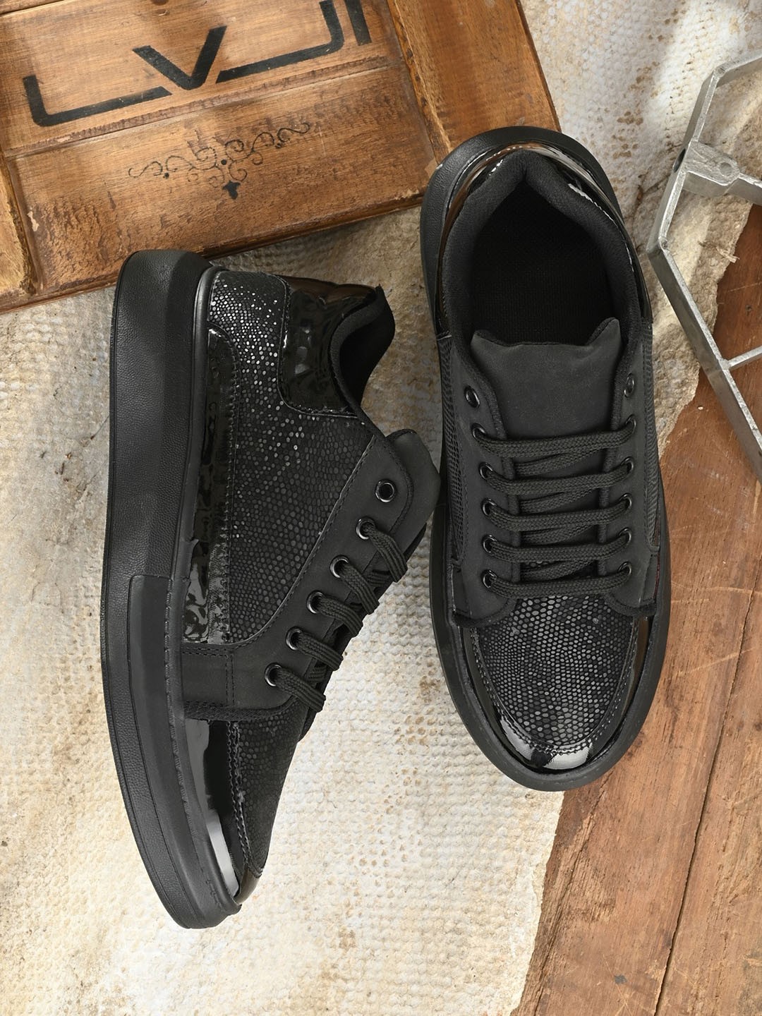 

BUCIK Men Black Printed Sneakers