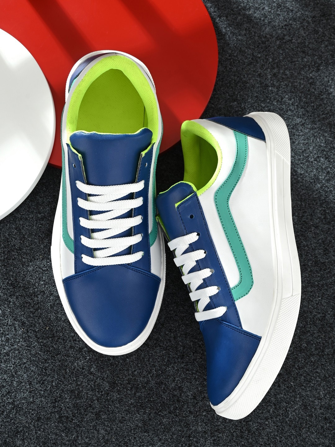 

BUCIK Men Blue & White Colourblocked Lightweight Sneakers