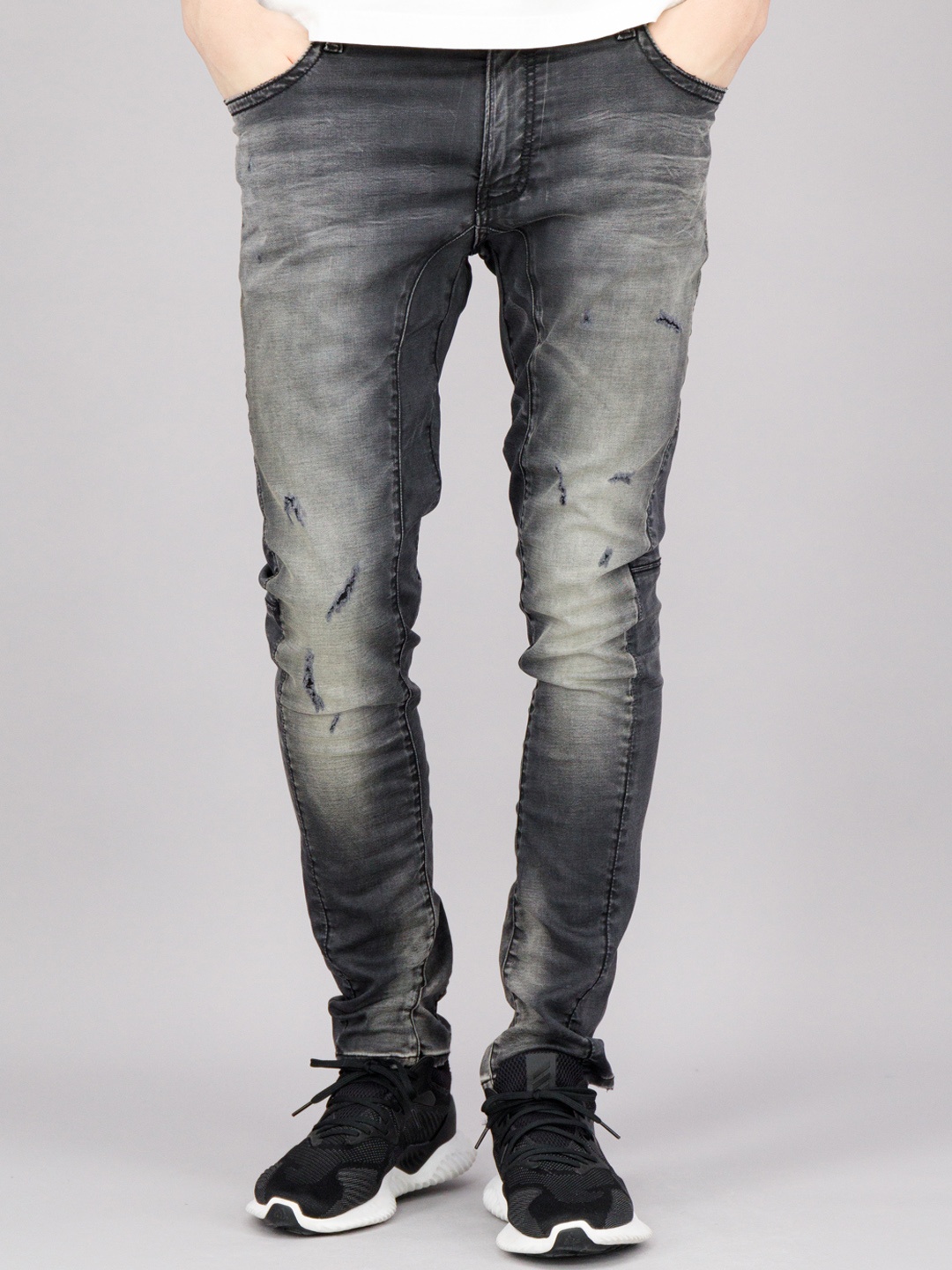 

FREESOUL Men Black Skinny Fit Mildly Distressed Heavy Fade Stretchable Jeans