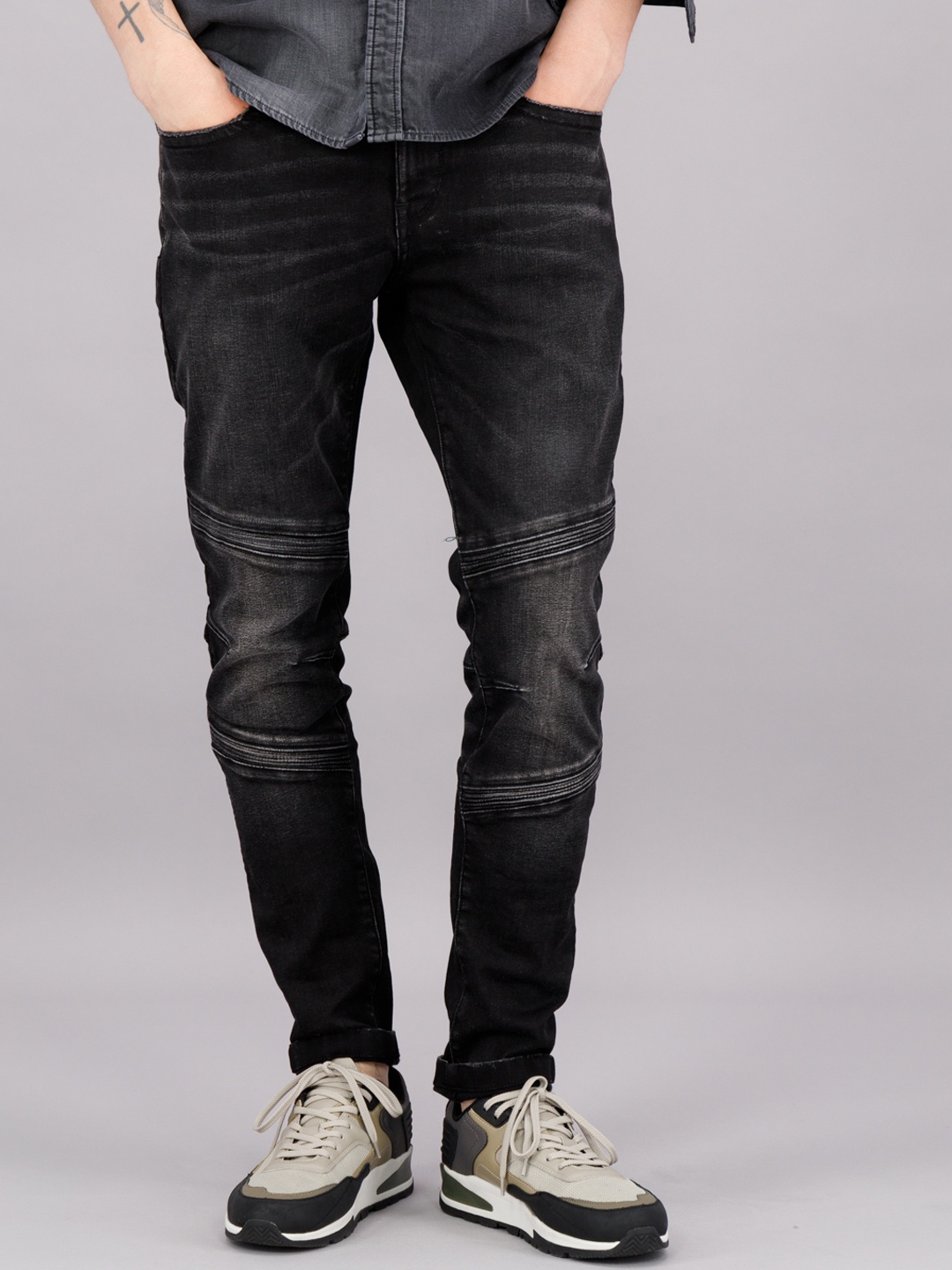 

FREESOUL Men Black Slim Fit Mildly Distressed Light Fade Cotton Jeans