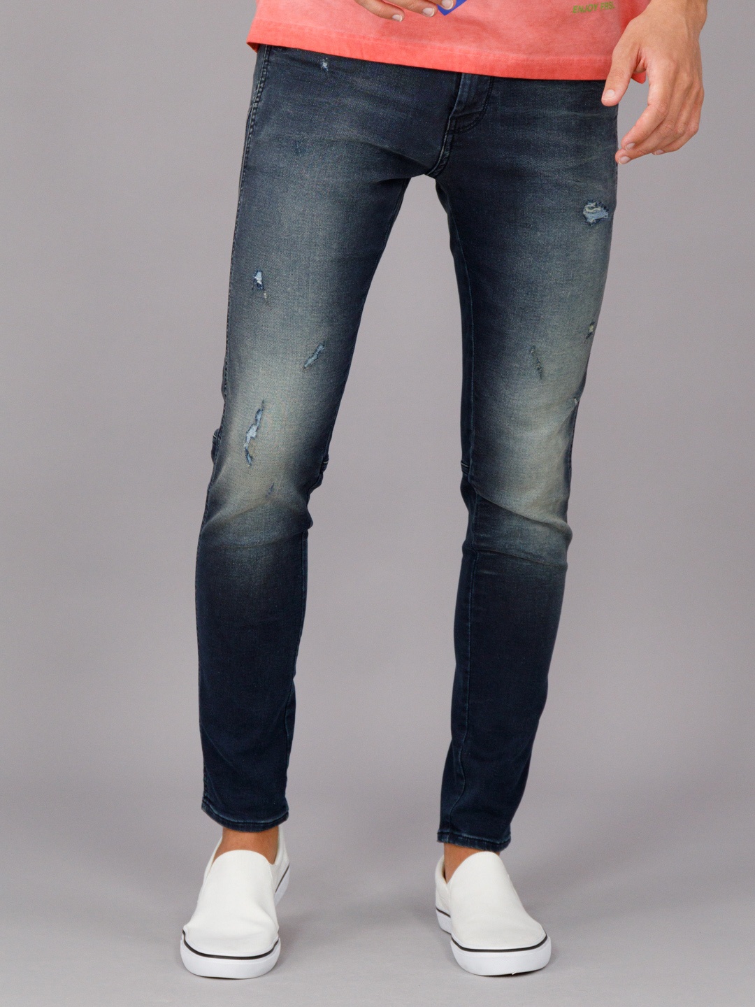 

FREESOUL Men Blue Skinny Fit Mildly Distressed Light Fade Cotton Jeans