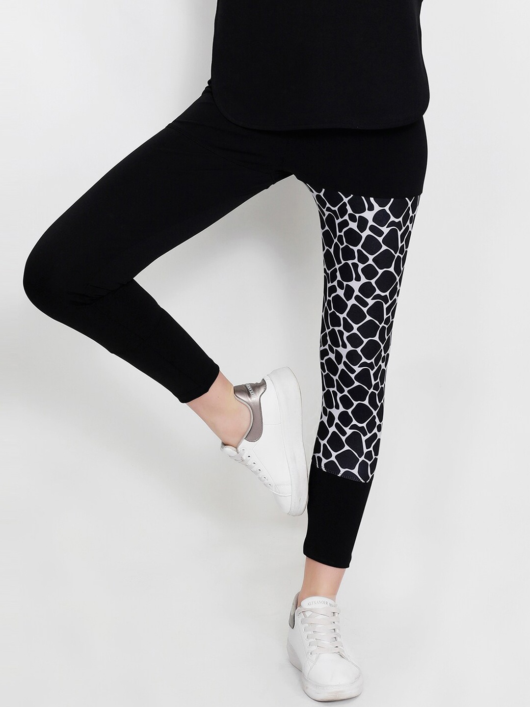 

Yogue Activewear Women Black & White Printed Ankle-Length Tights