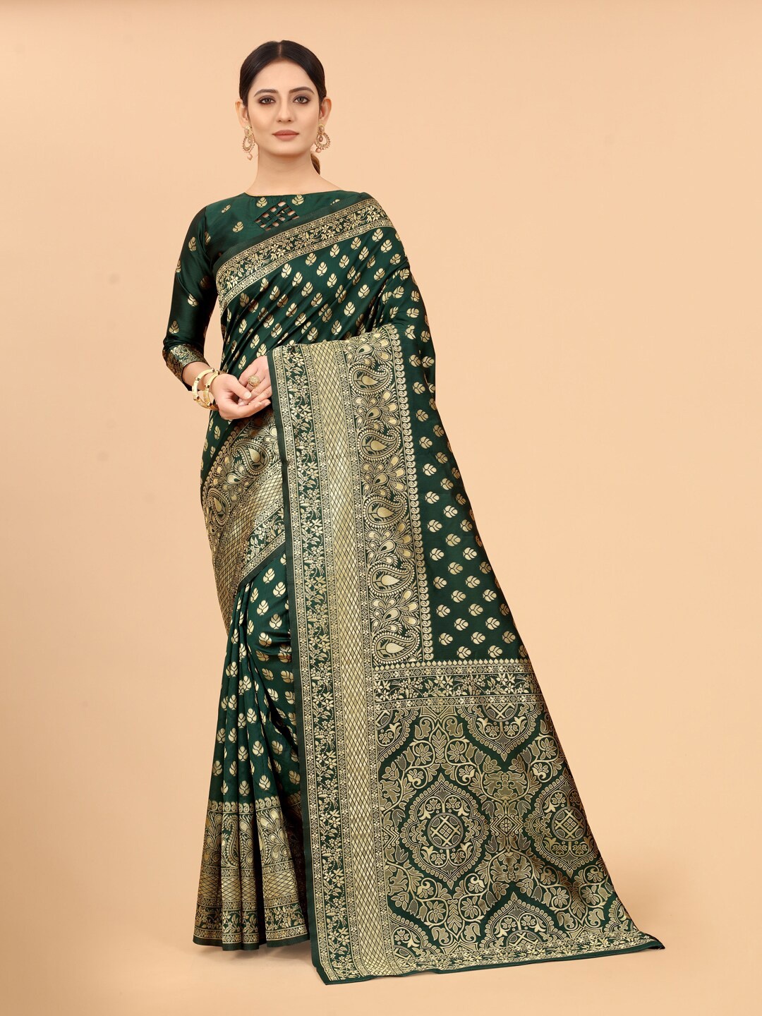 

SATYAM WEAVES Green & Gold-Toned Woven Design Silk Cotton Banarasi Saree