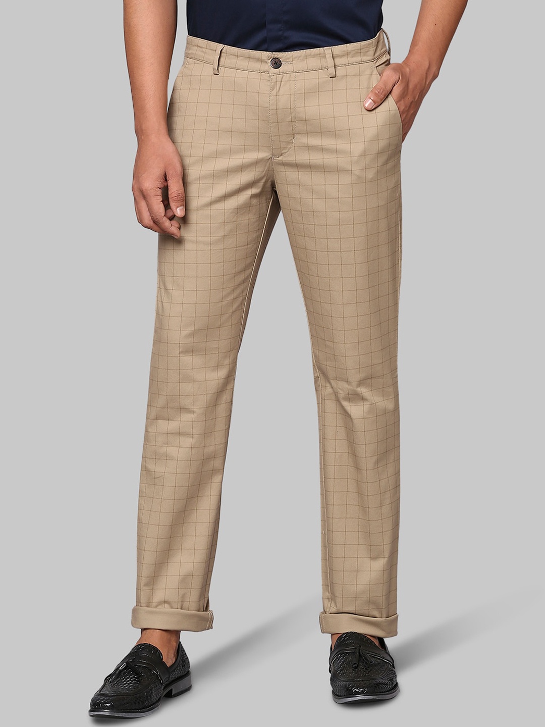 

Park Avenue Men Khaki Checked Regular Fit Chinos