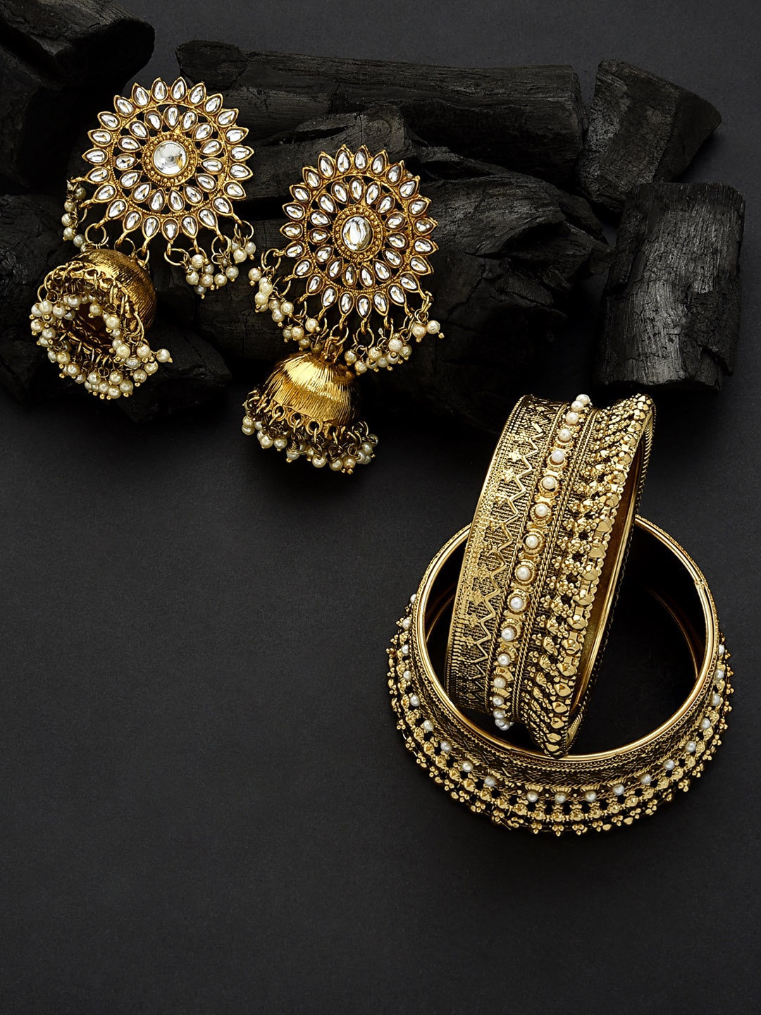 

Fida Set of 2 Gold-Plated Traditional Bangles & Earrings