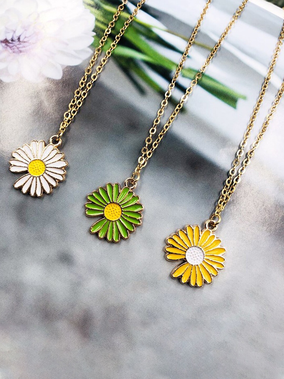 

Vembley Women Green & Gold-Toned Gold-Toned Pendant Necklace
