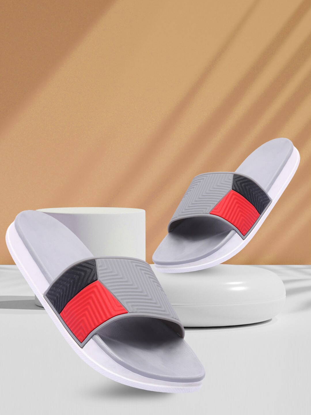 

Longwalk Men Grey & Red Sliders