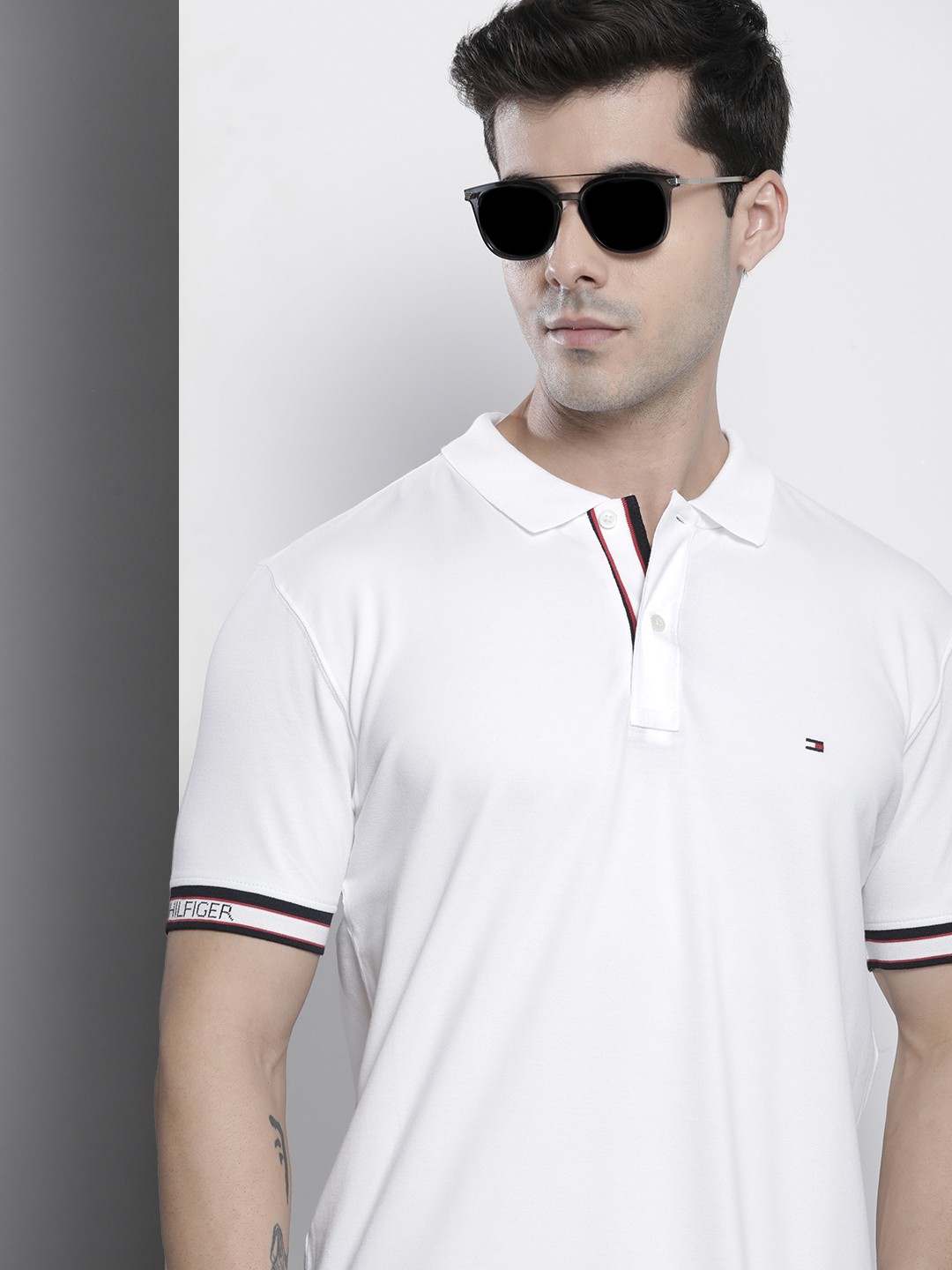 

Tommy Hilfiger Men White Solid T-shirt