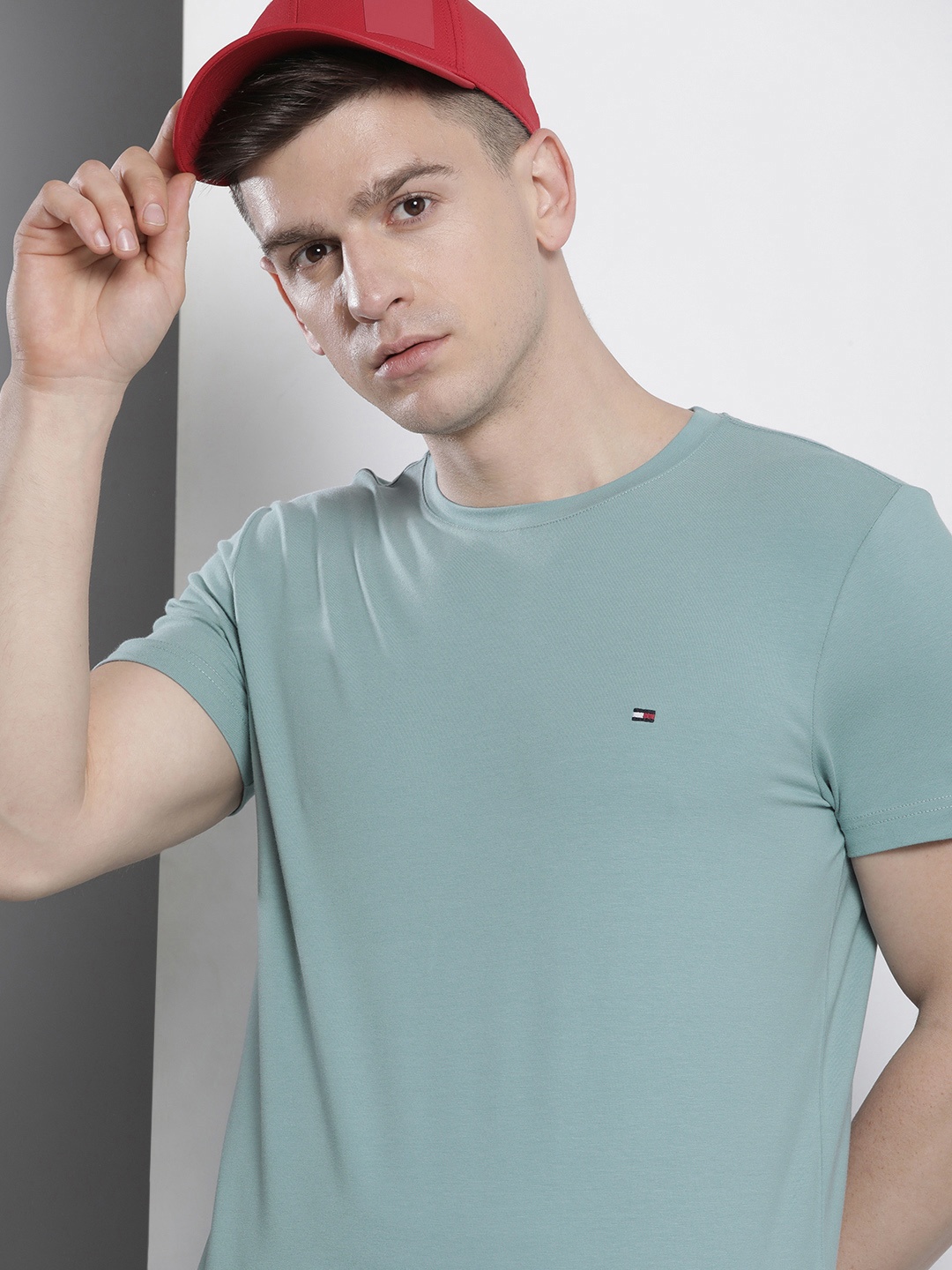 

Tommy Hilfiger Men Blue Solid Slim Fit T-shirt