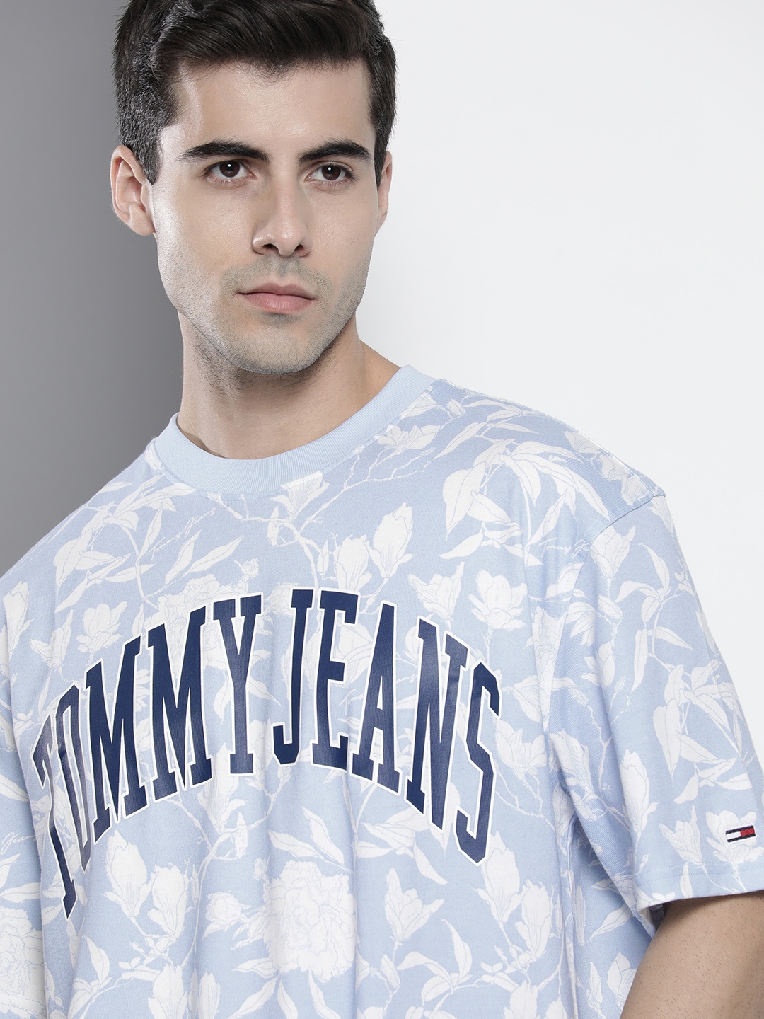 

Tommy Hilfiger Men Blue & White Floral Printed Boxy T-shirt