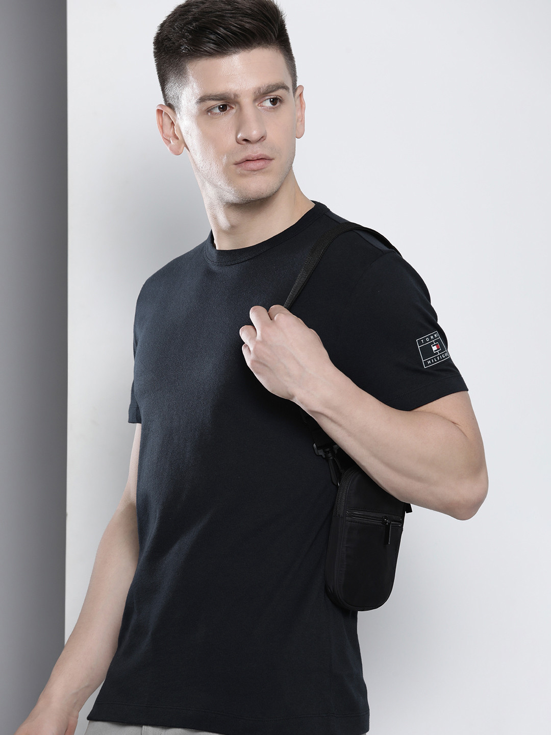 

Tommy Hilfiger Men Navy Blue Organic Cotton T-shirt