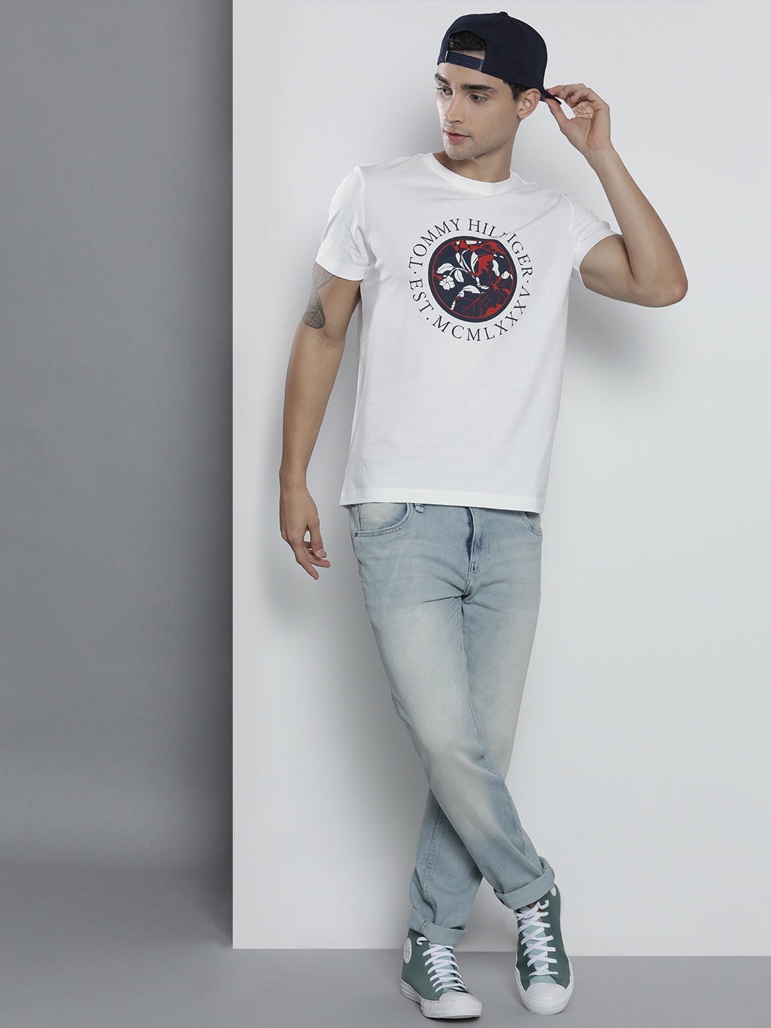 

Tommy Hilfiger Men White Floral Printed Pure Cotton Regular Fit T-shirt