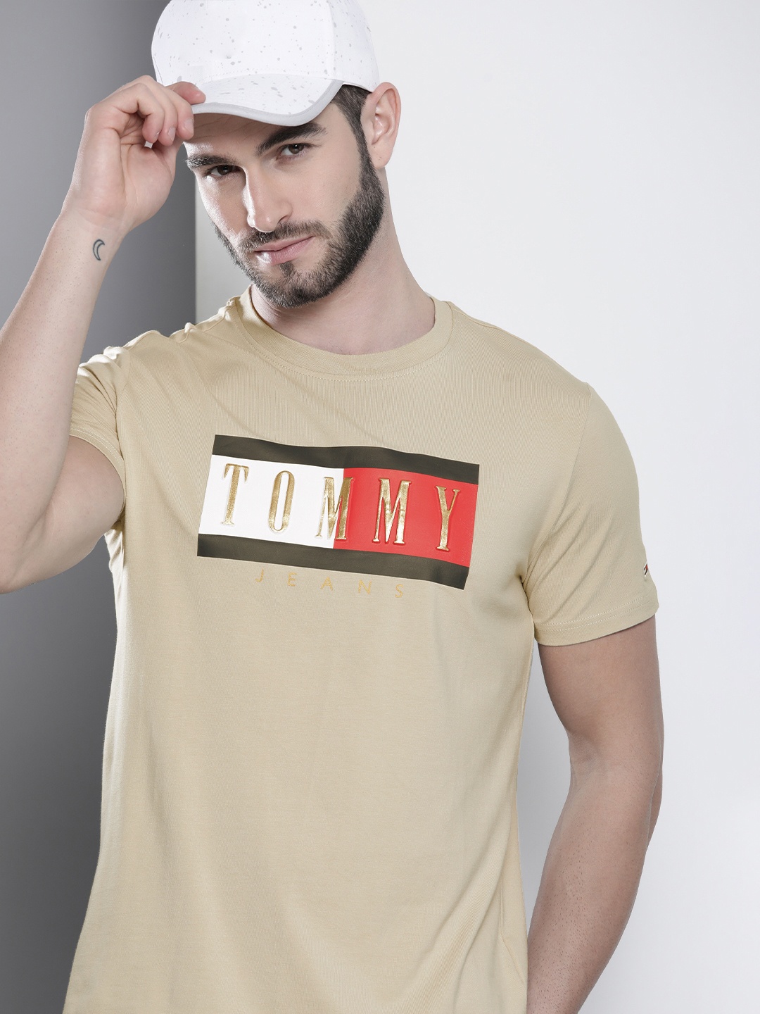 

Tommy Hilfiger Men Beige & Multicoloured Typography Printed Organic Cotton Applique Slim Fit T-shirt