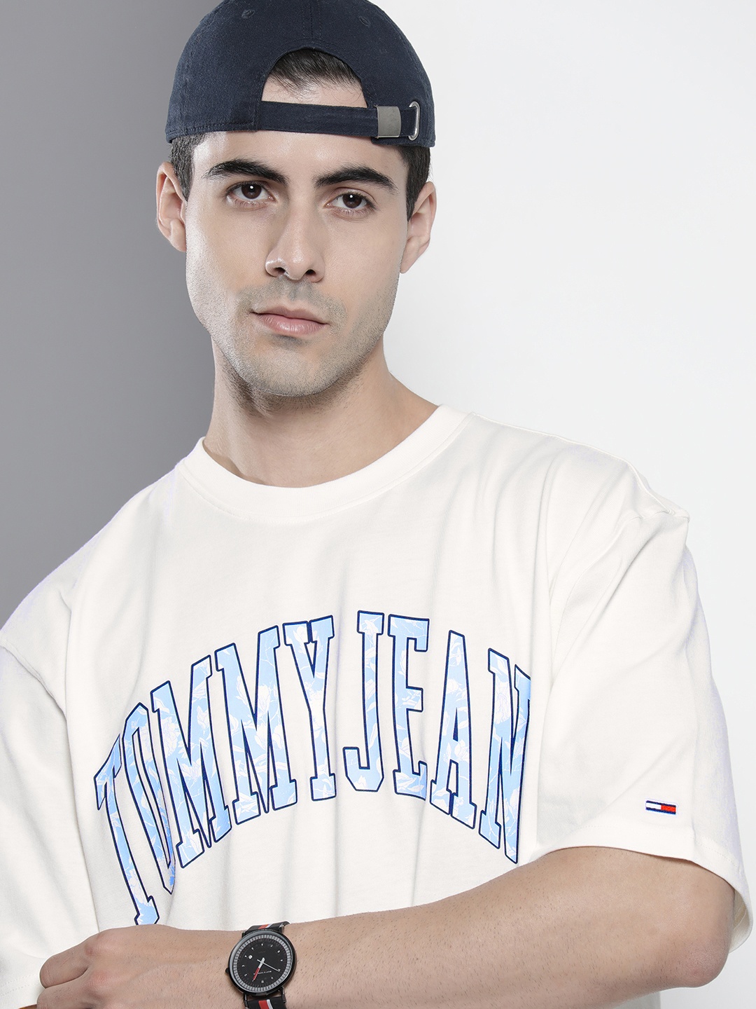 

Tommy Hilfiger Men White & Blue Brand Logo Printed Drop-Shoulder Sleeves Organic Cotton Boxy T-shirt