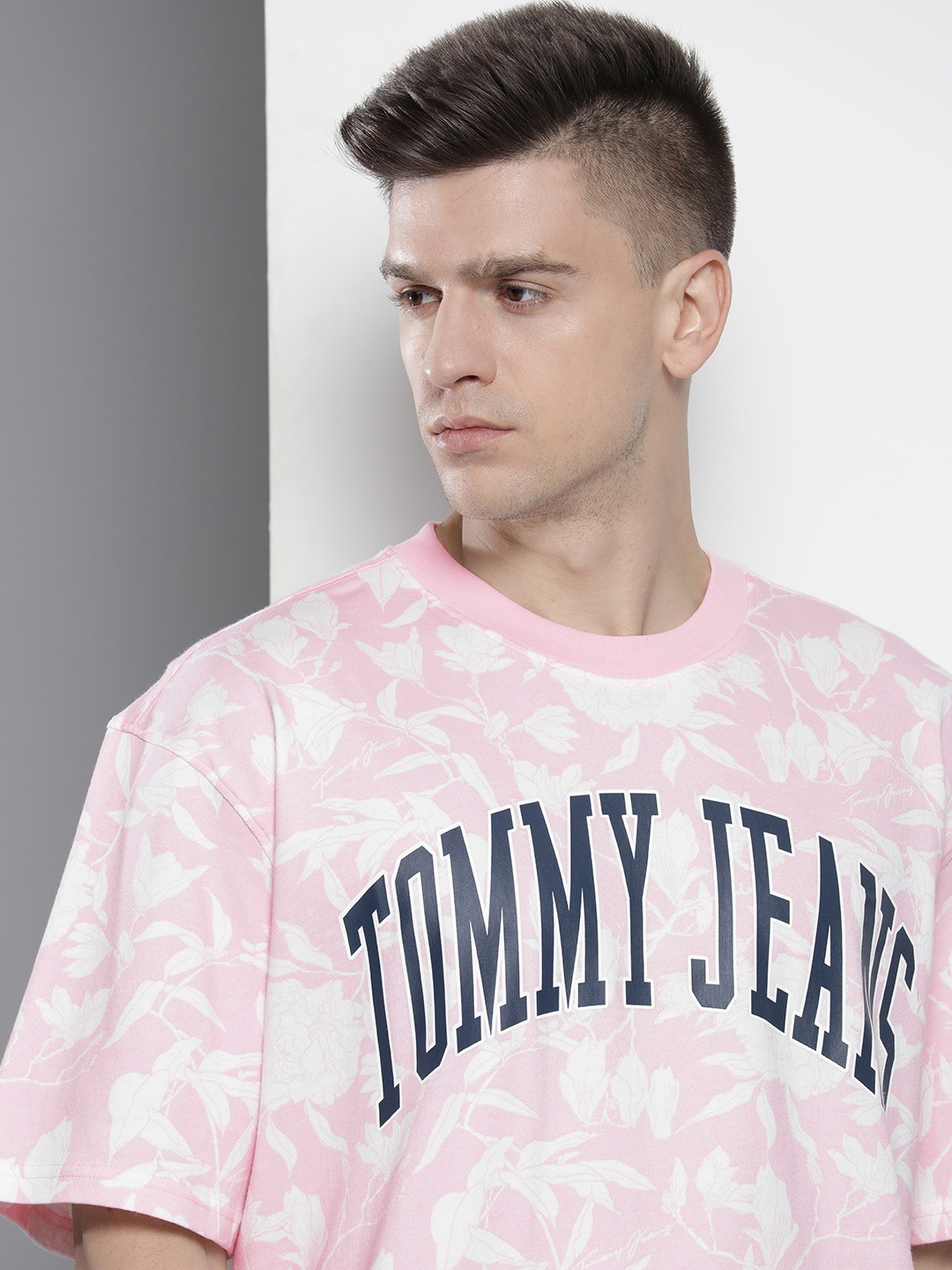

Tommy Hilfiger Men Pink & White Floral Printed Boxy T-shirt
