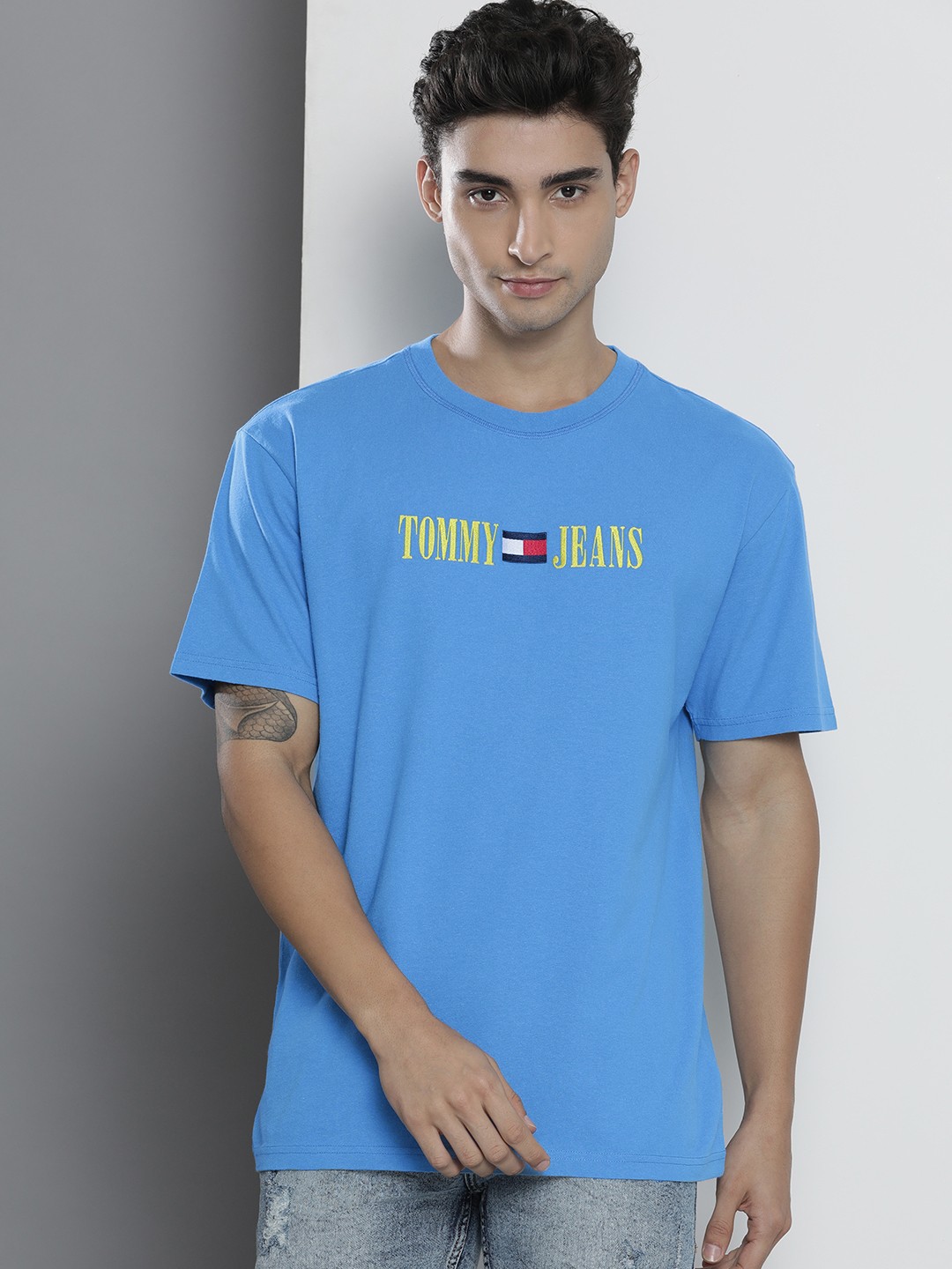 

Tommy Hilfiger Men Blue & Yellow Brand Logo Printed Pure Cotton T-shirt
