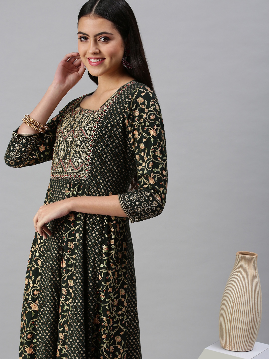 

SHOWOFF Women Green Ethnic Motifs Embroidered Thread Work Kurta