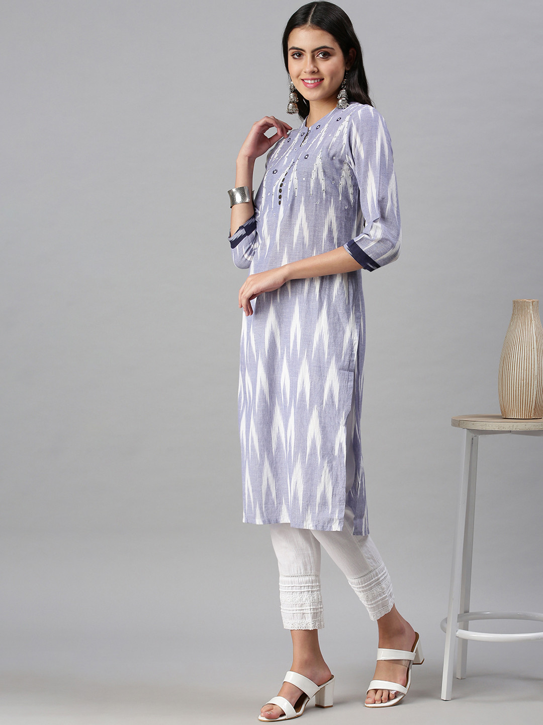 

SHOWOFF Women Blue Geometric Printed Thread Work Kurta