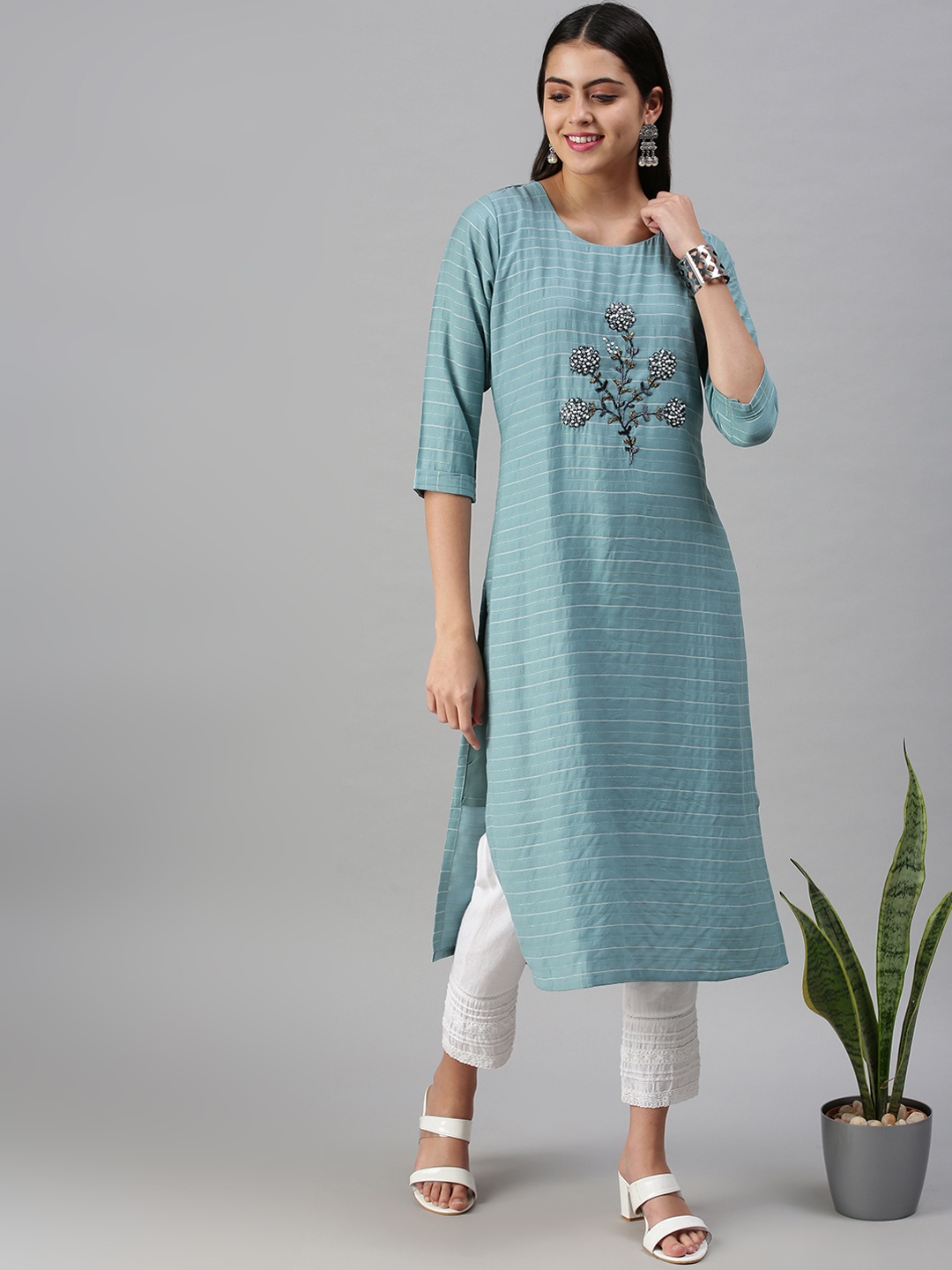 

SHOWOFF Women Blue Embroidered Cotton Straight Kurta