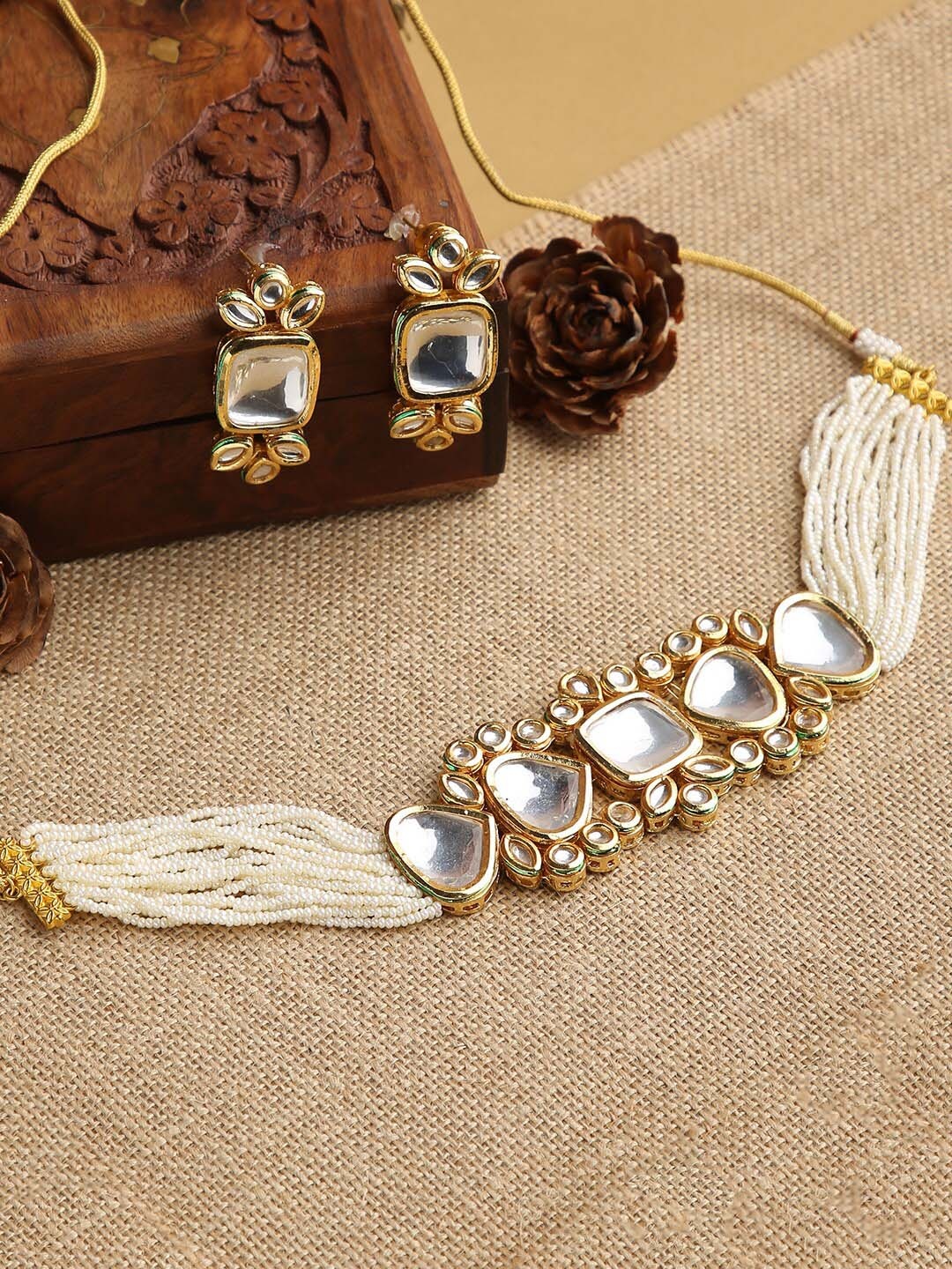 

justpeachy Gold-Plated White Kundan-Studded & Beaded Jewellery Set