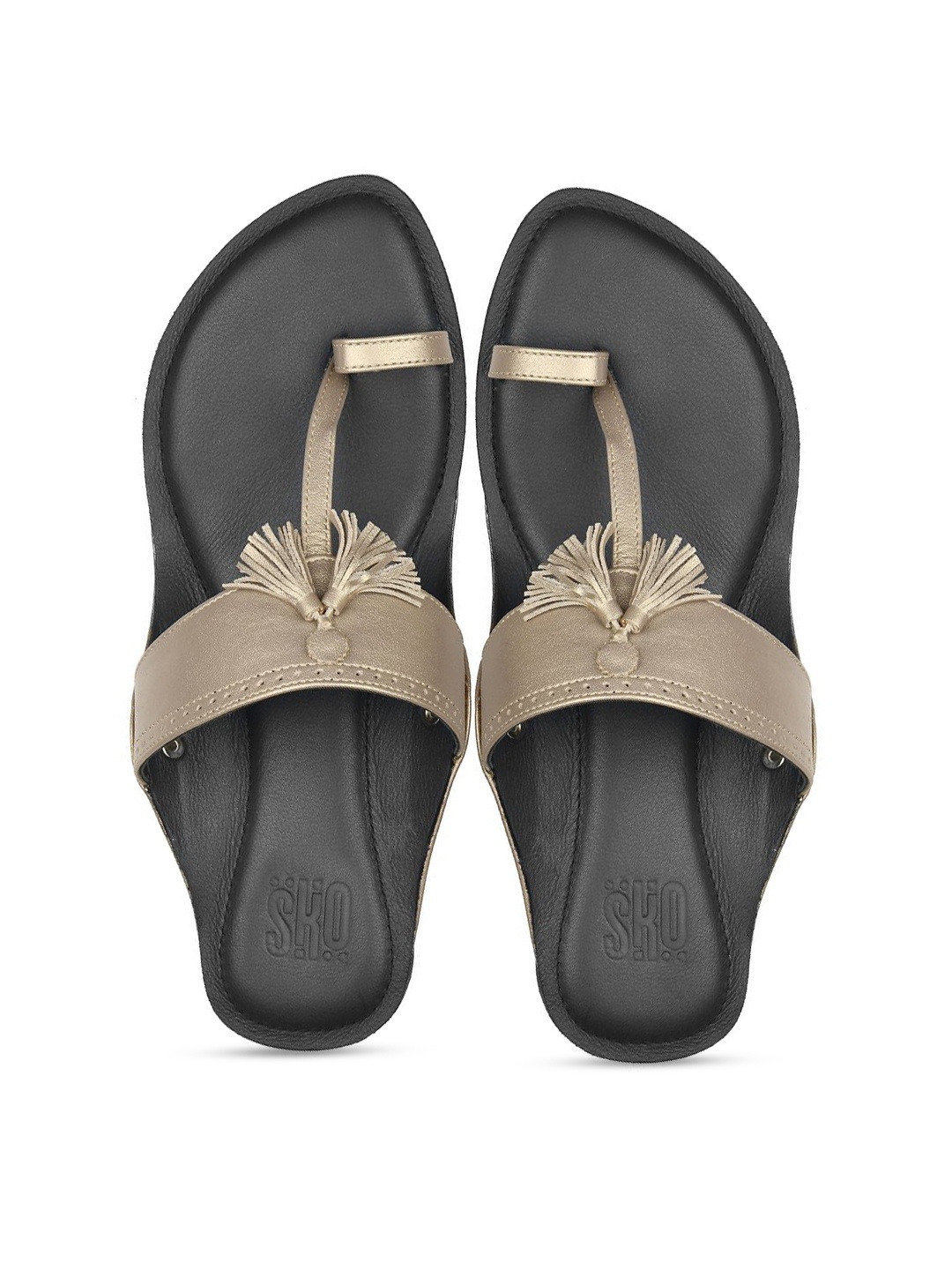 

SKO Men Gold & Black-Toned Solid Kolhapuri Comfort Sandals