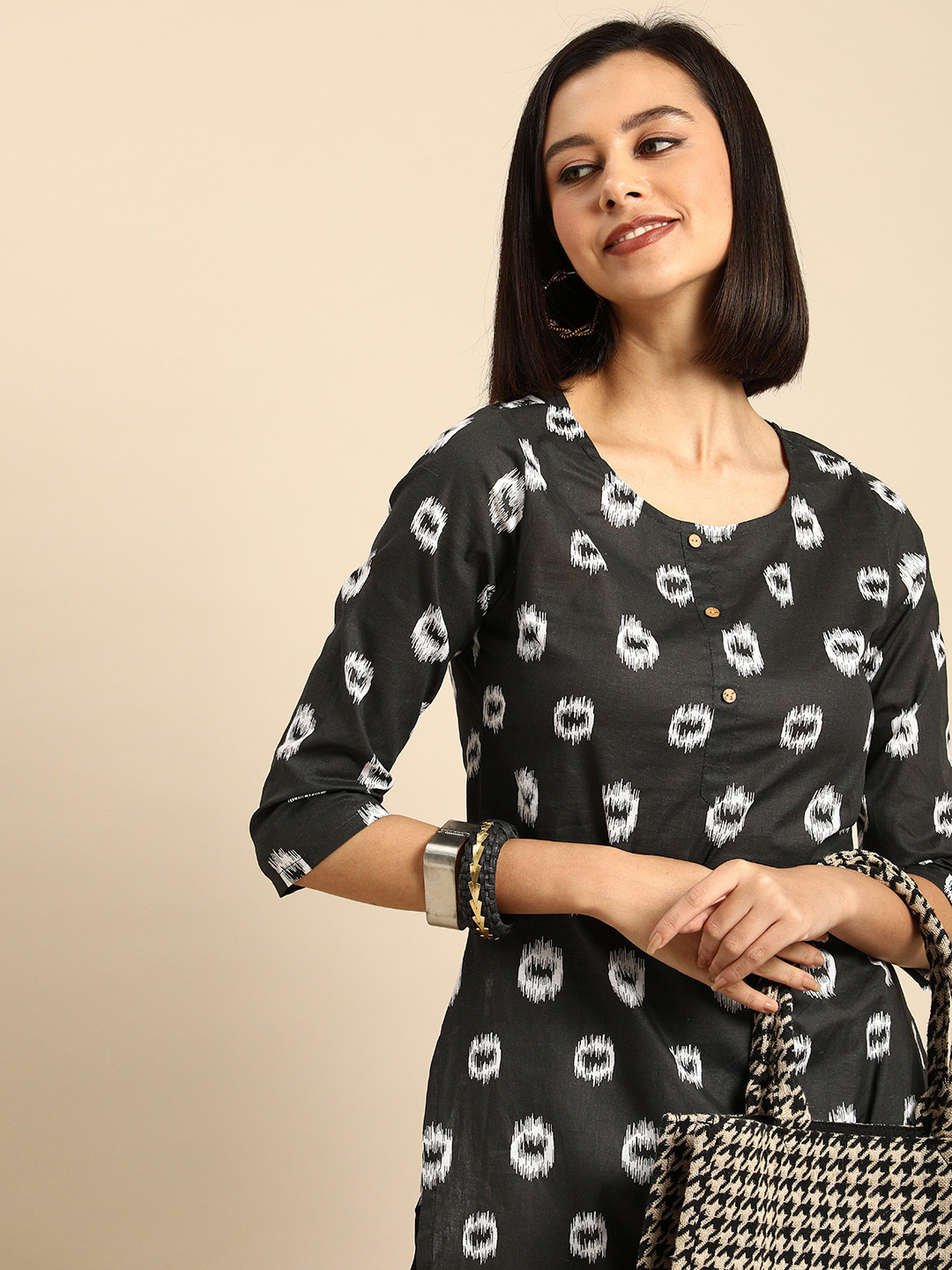 

Anouk Women Black & White Abstract Printed Pure Cotton Straight Kurta