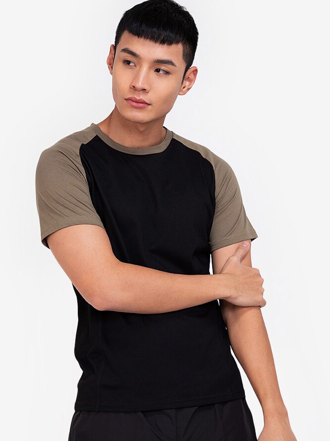 

ZALORA ACTIVE Men Black & Brown Colourblocked Contrast Raglan T-shirt