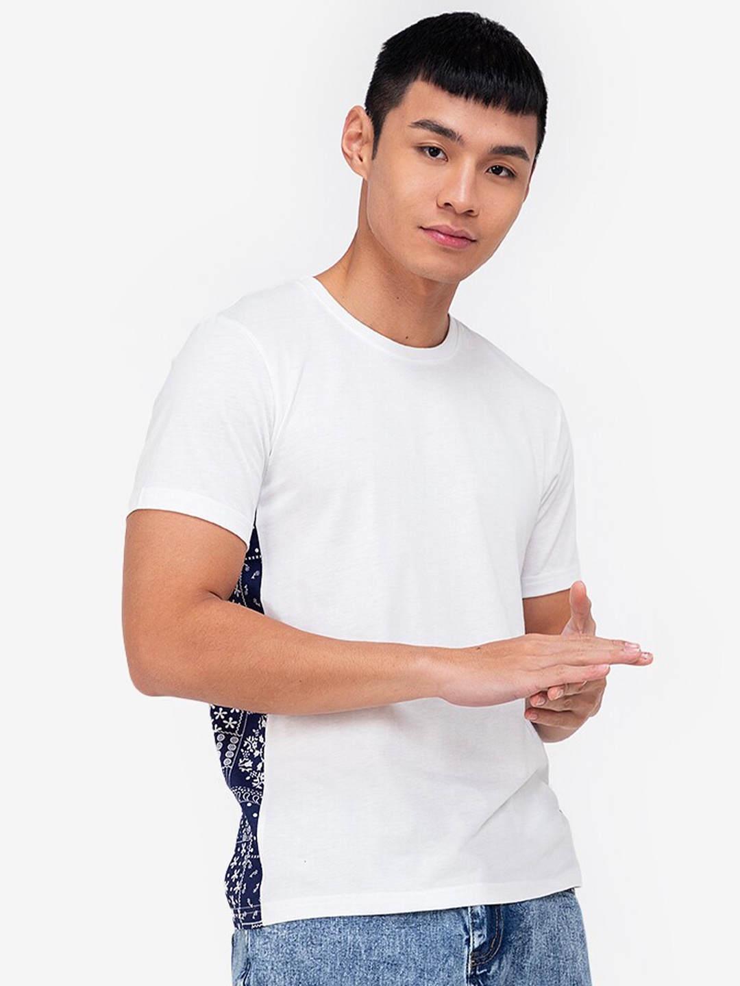 

ZALORA BASICS Men White & Navy Blue Colourblocked T Shirt