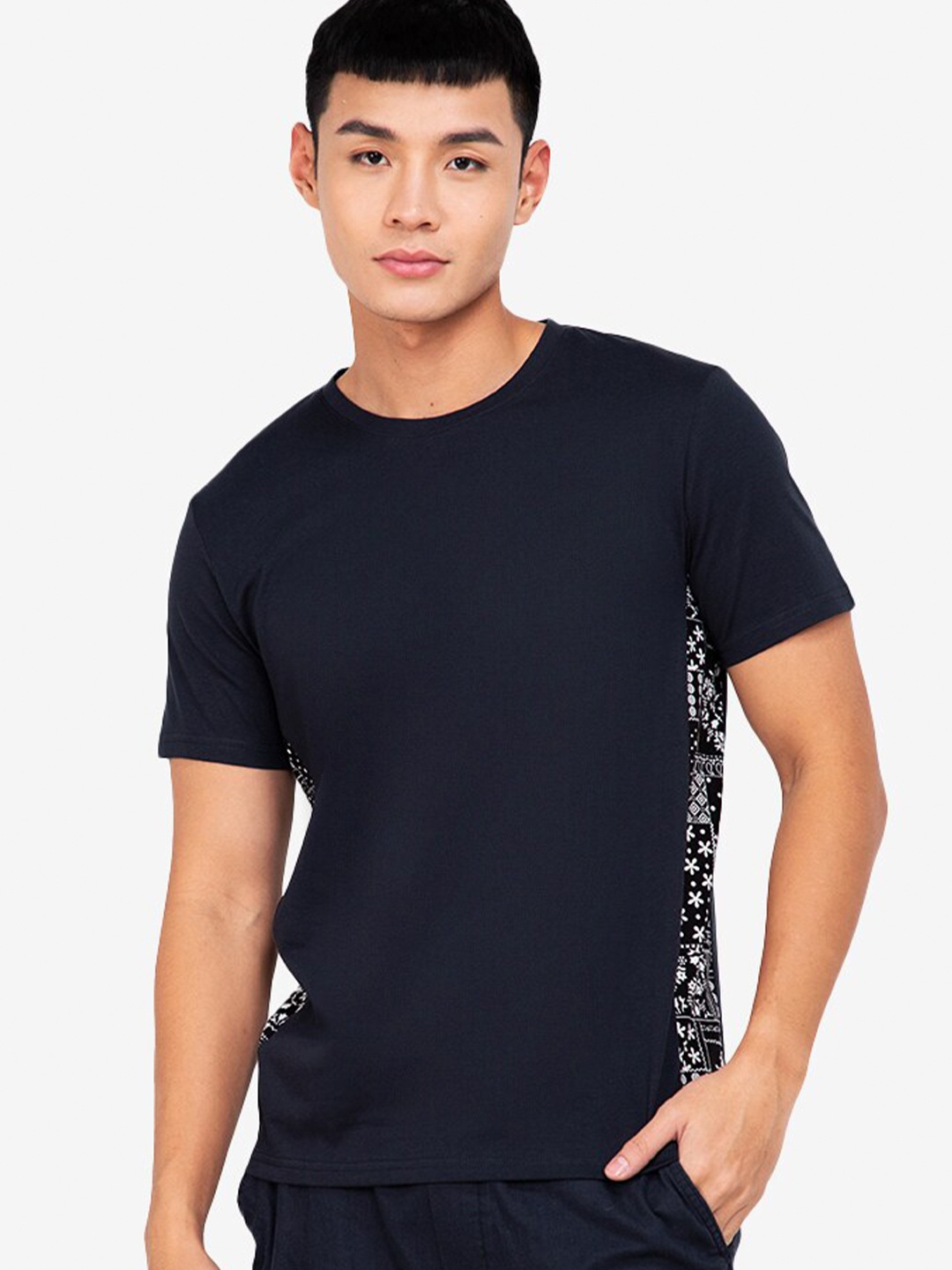 

ZALORA BASICS Men Black & White Printed T-shirt