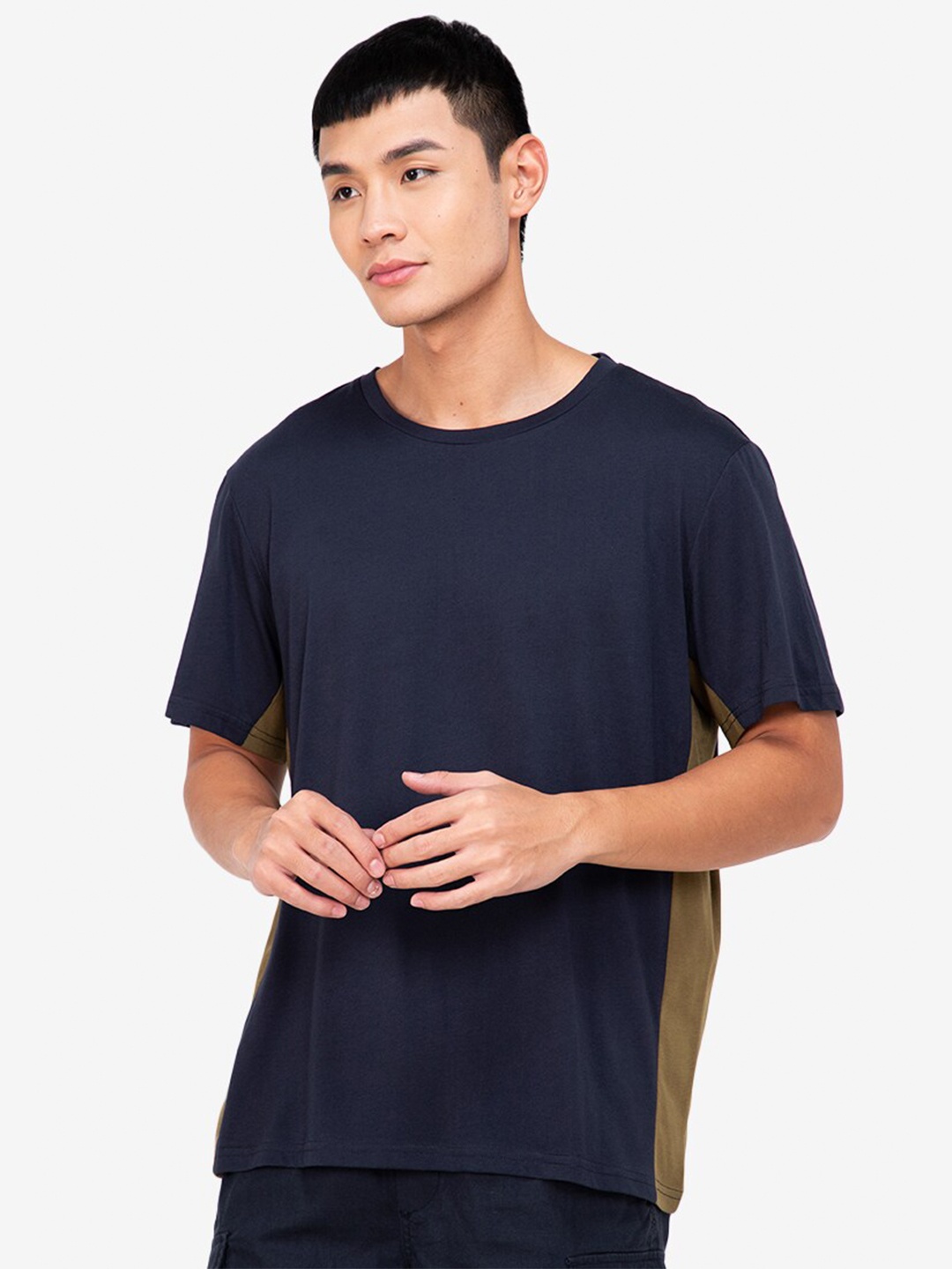

ZALORA BASICS Men Black & Olive Colourblocked T Shirt