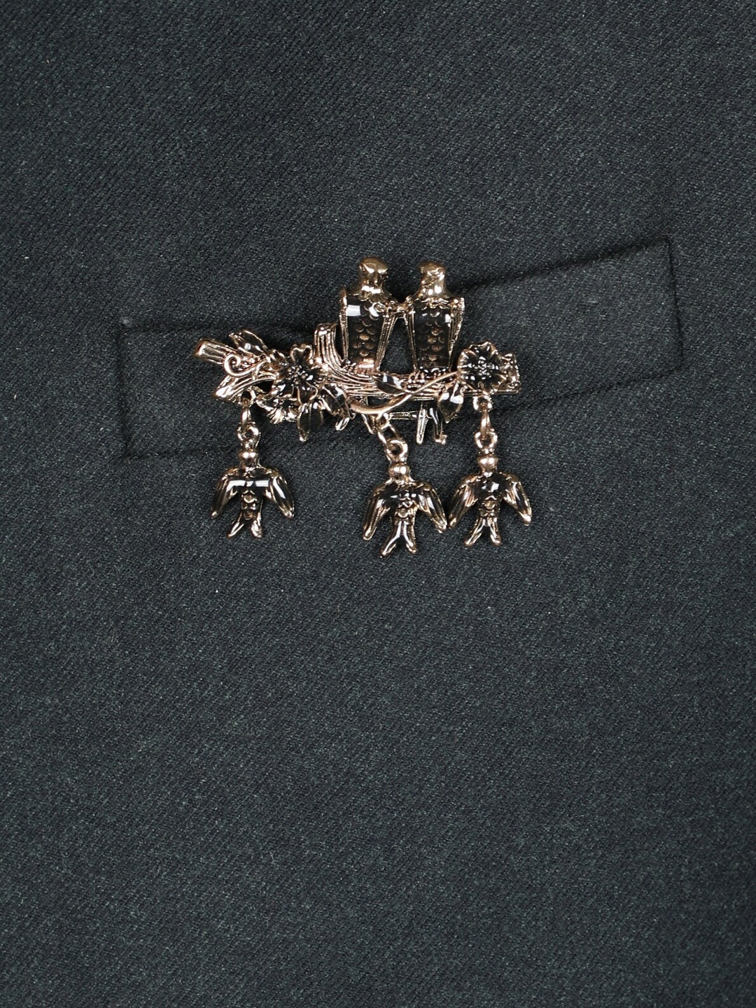 

Alvaro Castagnino Men Gold-Toned & Black Textured Brooch Pin