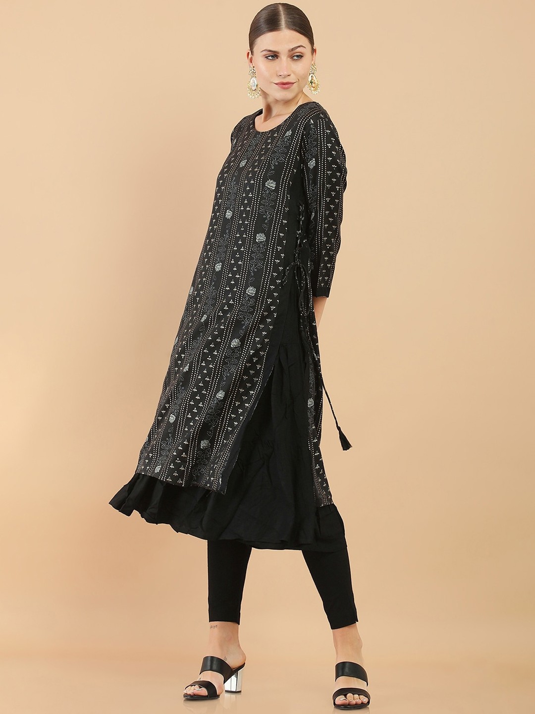 

Soch Women Black & Grey Floral Printed Kurta