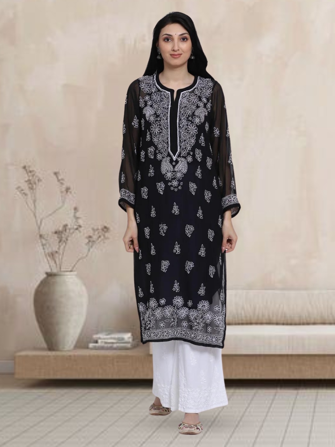 

PARAMOUNT CHIKAN Embroidered Chikankari Floral Straight Kurta, Black