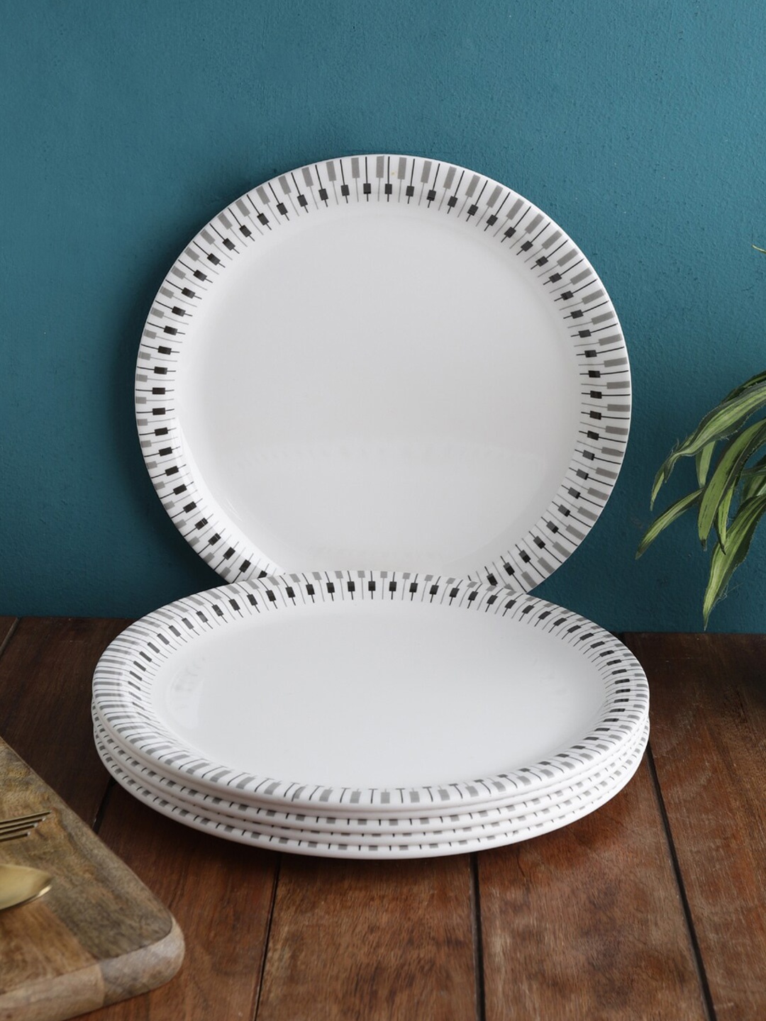 

Servewell White & Black 6 Pieces Geometric Printed Melamine Glossy Dinner Plates