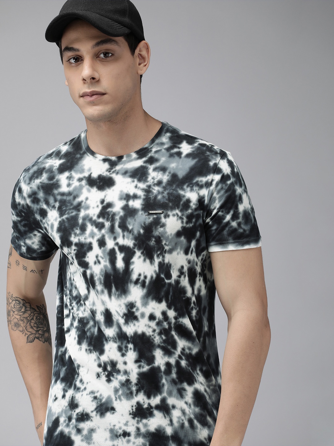 

THE BEAR HOUSE Men Black & White Tie and Dye Pure Cotton Slim Fit T-shirt