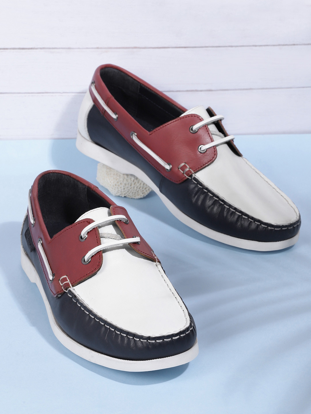 

Nautica Men White & Navy Blue Colourblocked Leather Sneakers